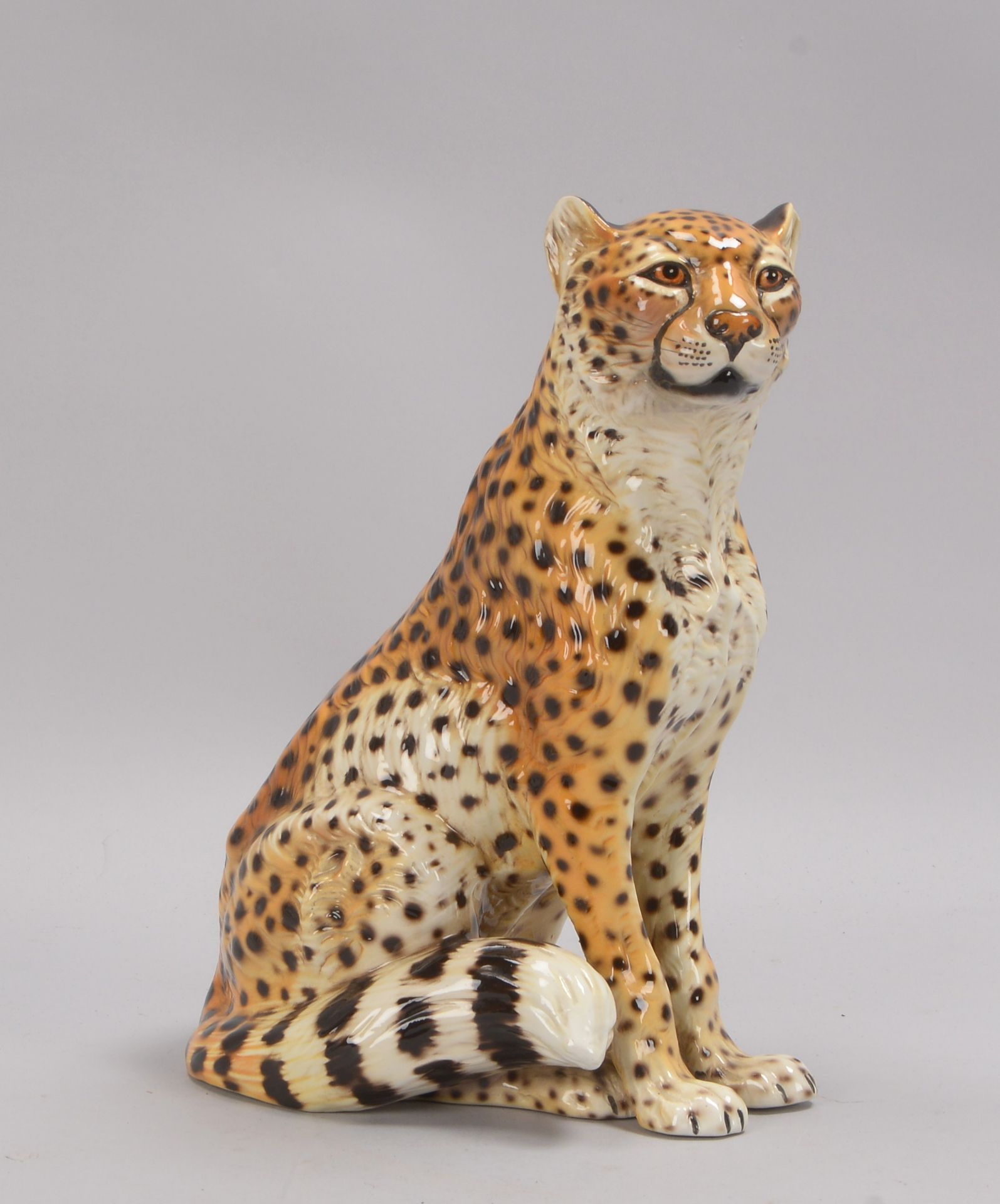 Keramikfigur (Italien), 'Sitzender Gepard', naturalistisch polychrom staffiert, signiert 'Ronzan' un