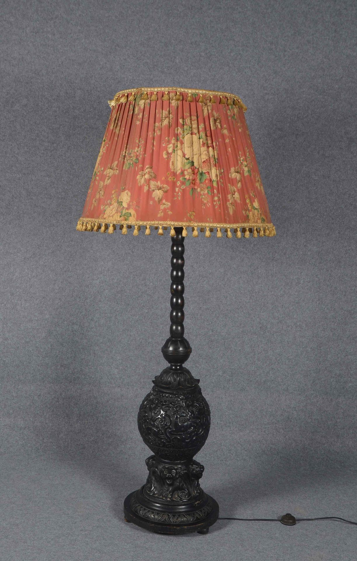 Antiker Stehlampenfu&szlig; (passend zu Pos. 6036), 2-flammig, Metallguss, oben kugelf&ouml;rmiges E