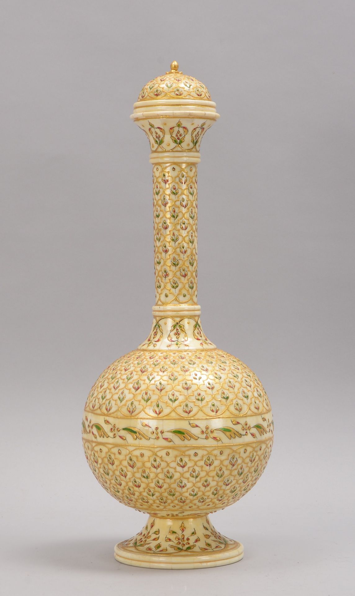 Langhalsvase (Indien), Knochen, mit floraler Verzierung, Vase mit Deckel; Höhe 46,5 cm