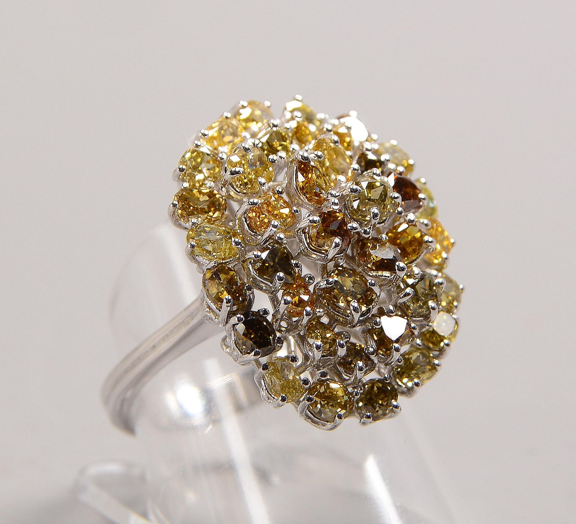 Ring, 585 WG (gestempelt), mit mehrfachem Diamantbesatz/zusammen ca. 4,80 ct - champagnerfarbene Ste