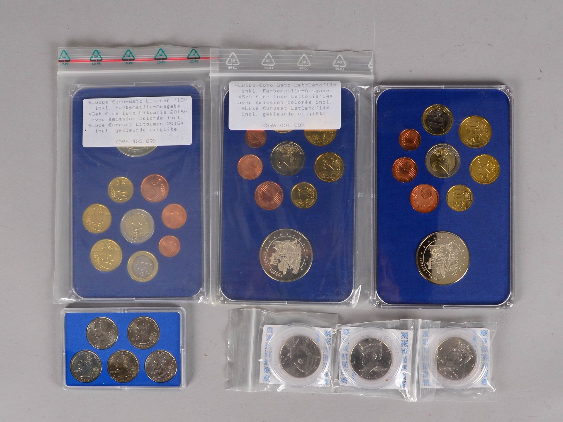Sammler-Münzkonvolut: 3x EUR-Münzsätze/davon 2x 'Lettland' ('2014', '2015'), und 1 Satz 'Litauen 201