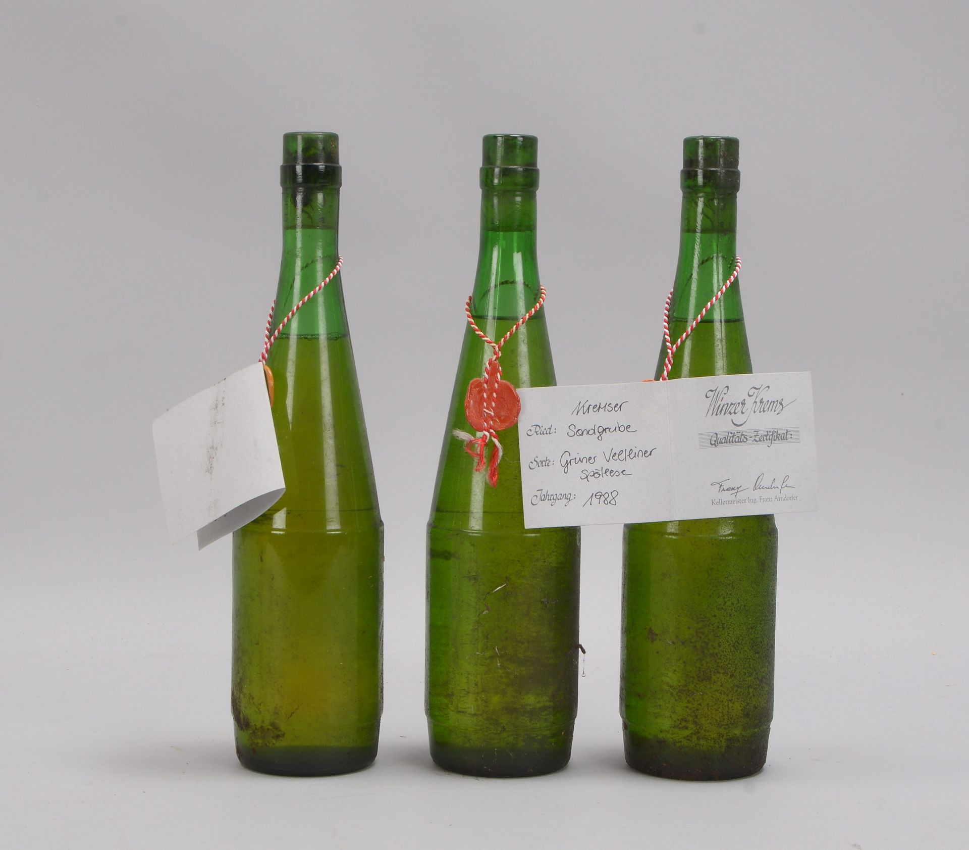 Sammler-Weißwein, 3 Flaschen: 2x Grüner Veltliner, 'Kremser Sandgrube - Spätlese, 1988', und 1x Kabi