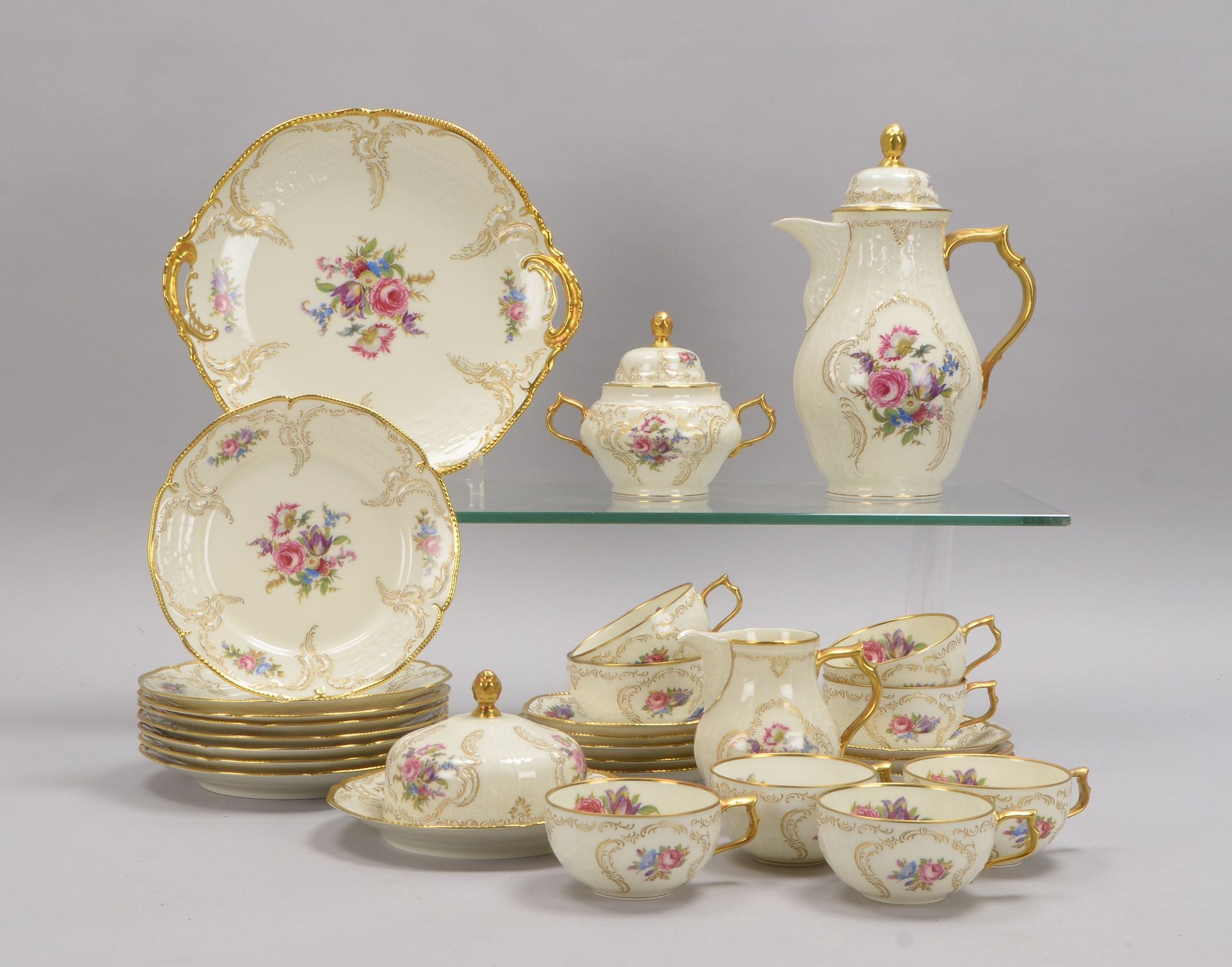 Rosenthal, Kaffeeservice, Form &#039;Sanssouci&#039;, mit Goldrand und Blumendekor auf elfenbeinfarb