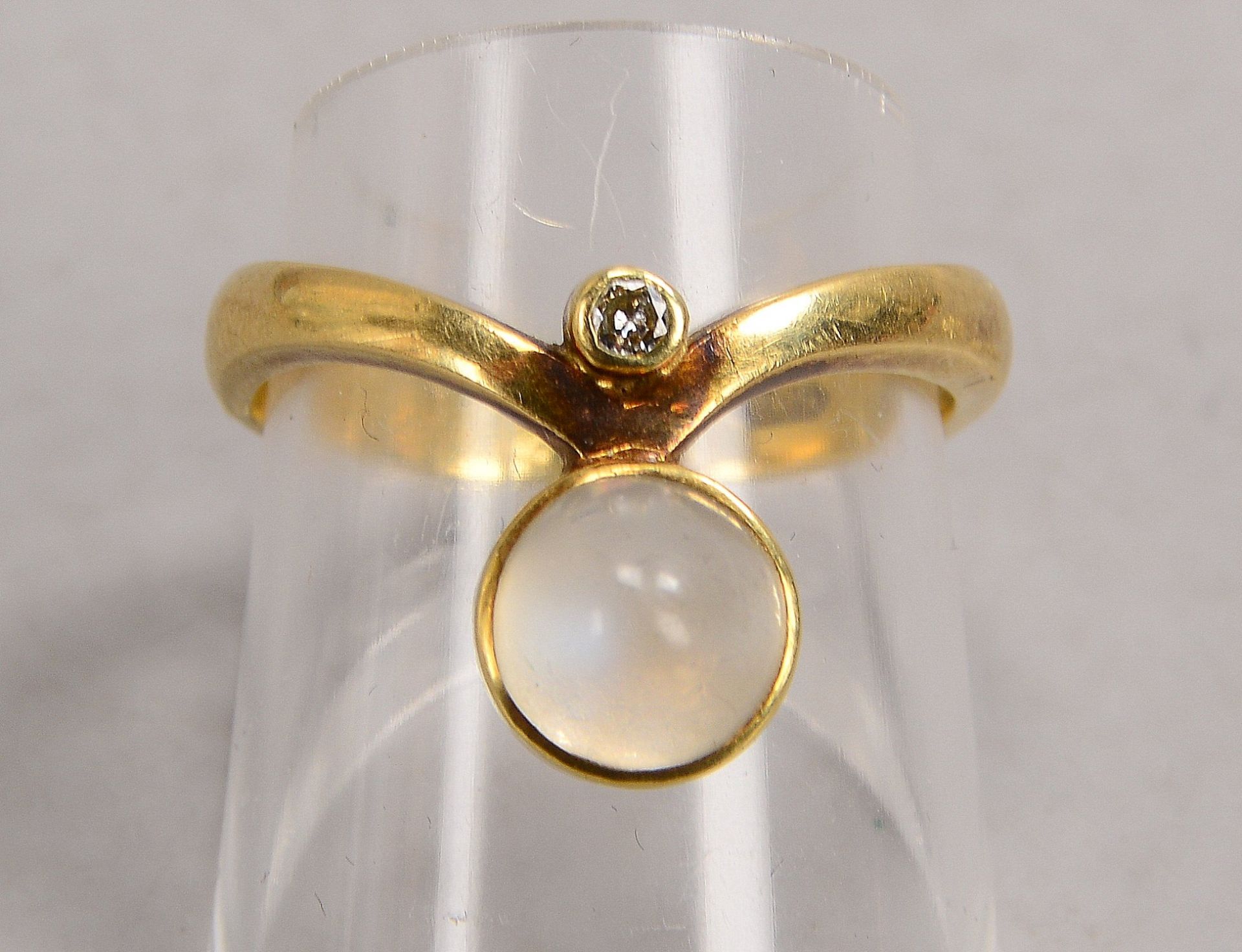 Ring, 585 GG (gestempelt), besetzt mit einzelnem kleinem Brillant und einzelnem Mondsteincabochon; R - Bild 2 aus 2