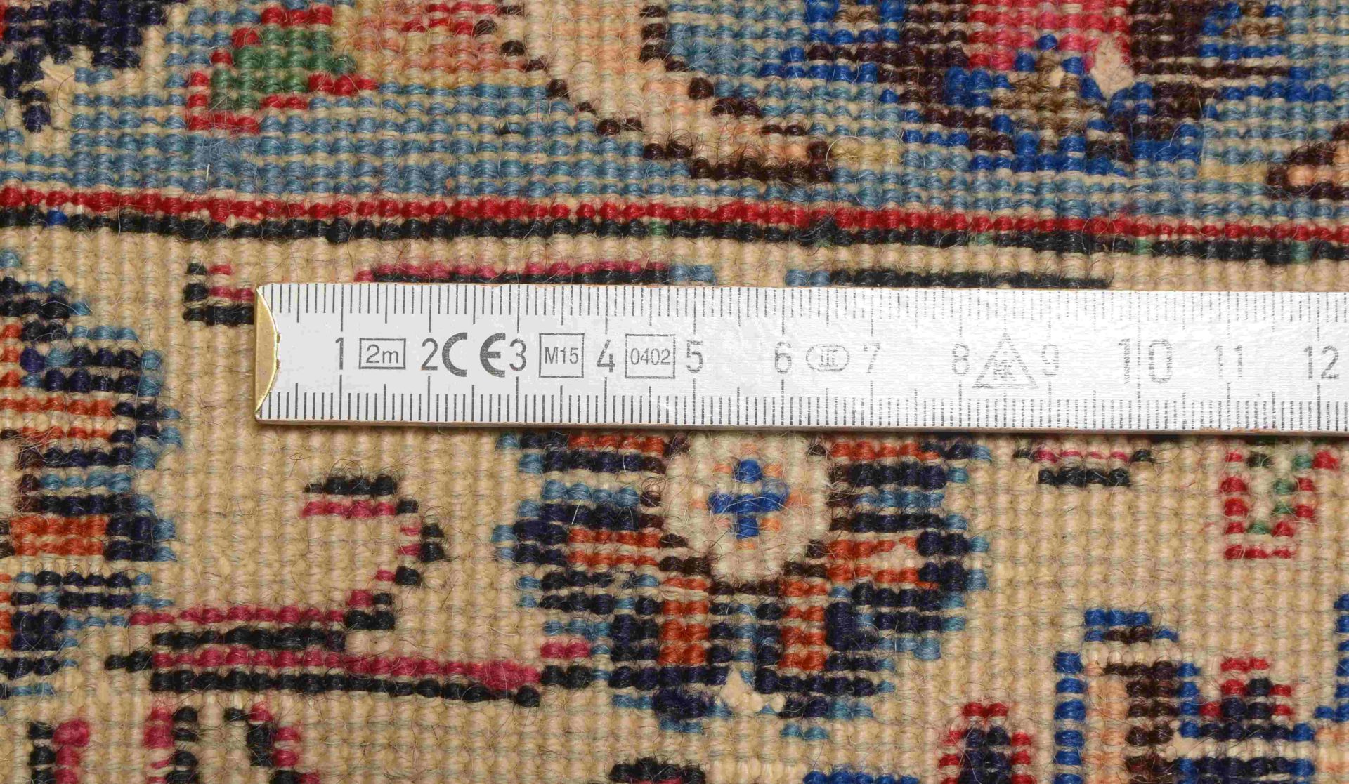 Mesched, älter, feste Knüpfung, hellgrundig, mit bekannter Mesched-Signatur; Maße 362 x 258 cm (stel - Bild 2 aus 3