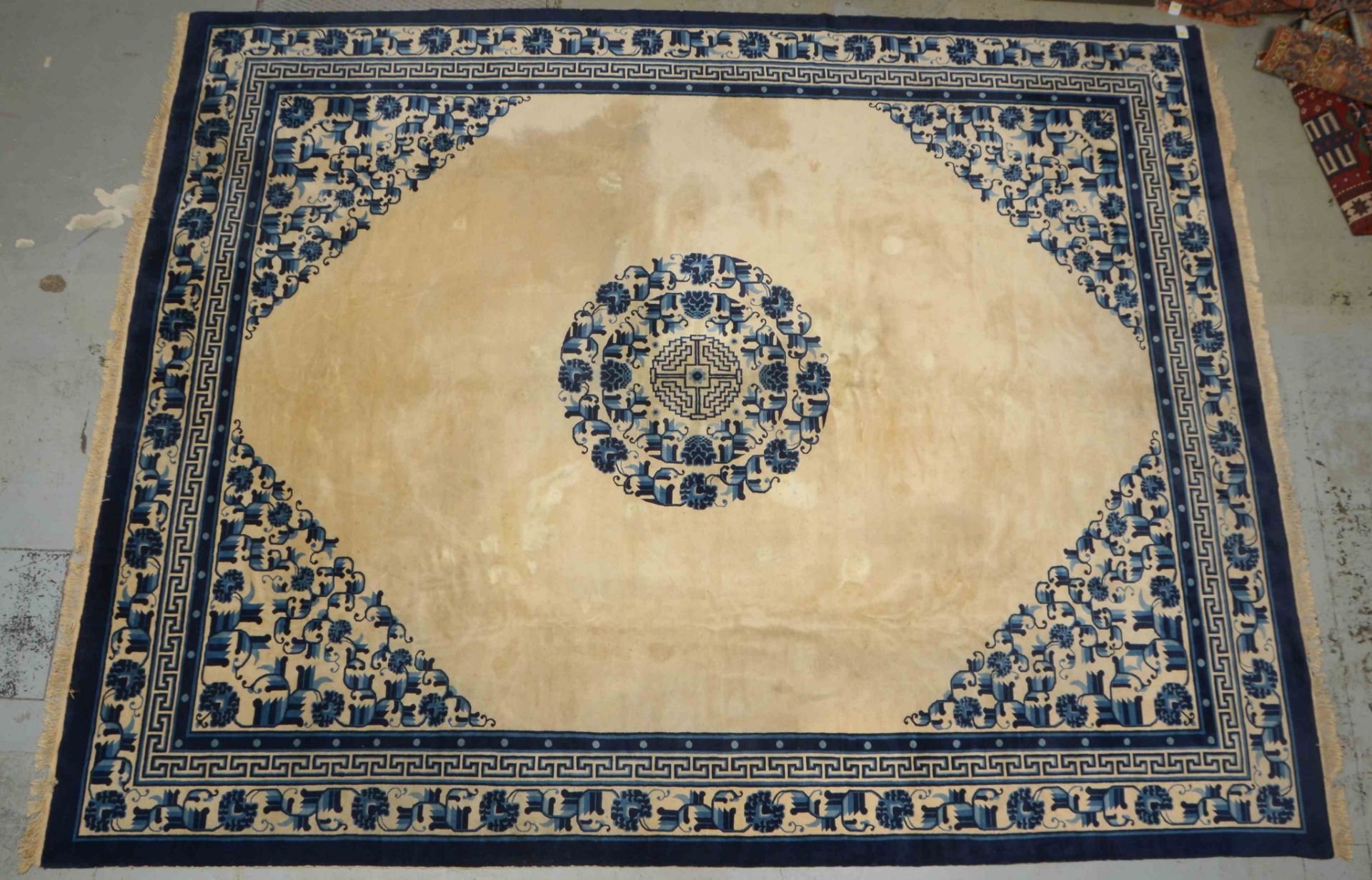 Orientteppich (China), Wolle auf Baumwolle, hellgrundig-beigefarben mit kontrastreichen Blautönen, h