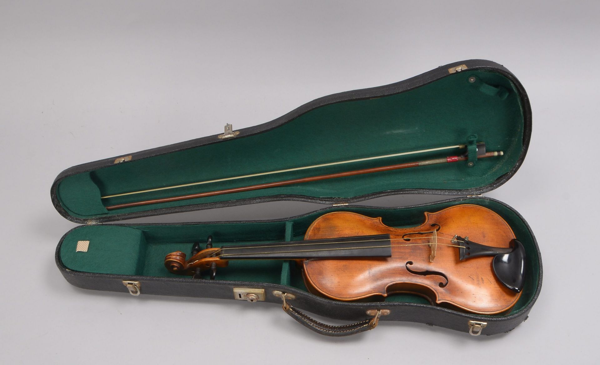 Geige (1920er Jahre), mit Bogen und Zubehör, im Koffer; Länge 60 cm (mit Gebrauchsspuren) - Bild 2 aus 2