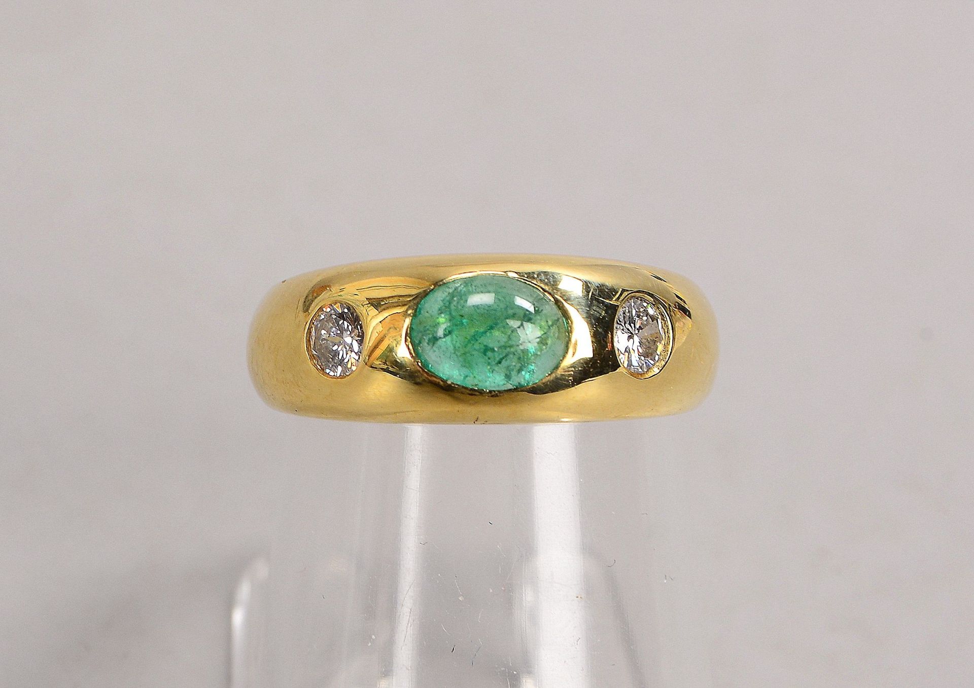 Ring, 585 GG, besetzt mit einzelnem Smaragd, Stein im Cabochonschliff, und 2x kleinen Brillanten; RG - Bild 2 aus 2