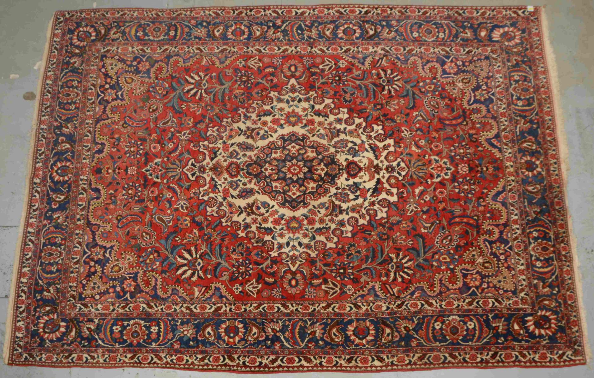 Bakhtiari Saman, feste Knüpfung, hellgrundiges Medaillon, gleichmäßiger Flor; Maße 425 x 298 cm (Sch