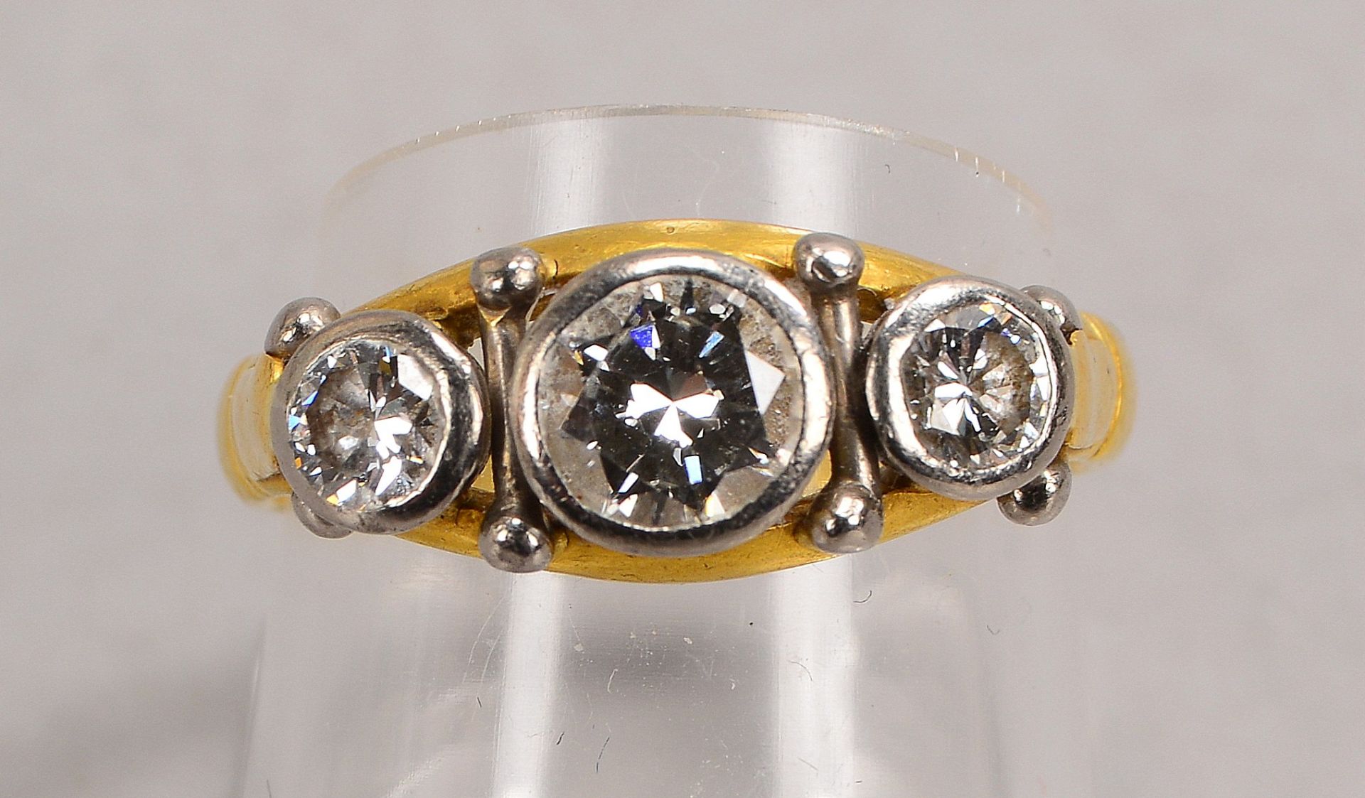 Ring, 900 GG (gestempelt), mit 3-fachem Brillantbesatz/zusammen ca. 1,0 ct, Farbe Weiß, Vsi; RG 55,  - Bild 2 aus 2