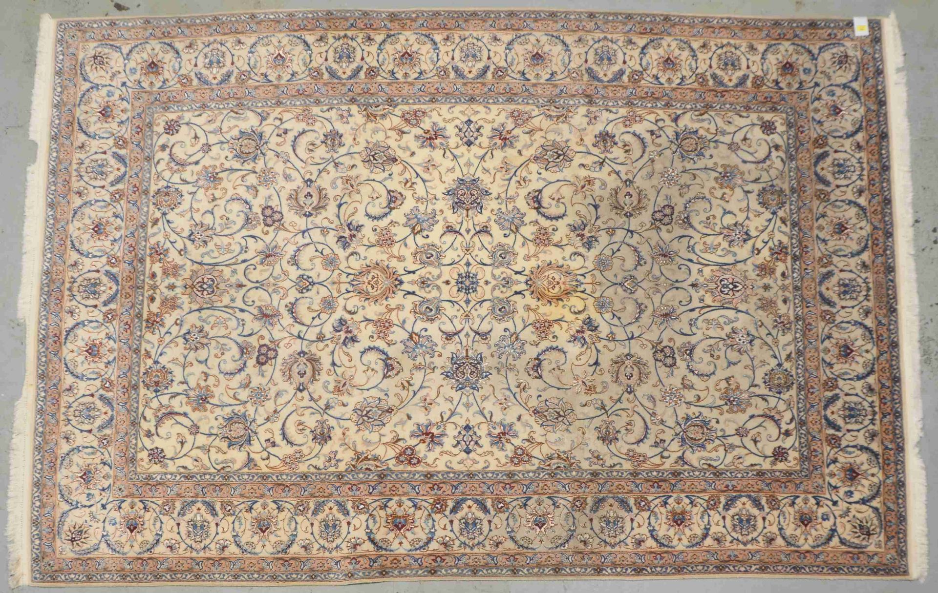 Nain, mit Seidenanteilen, sehr feine Knüpfung, ca. 800.000 Knoten/qm, signiert; Maße 308 x 208 cm (r