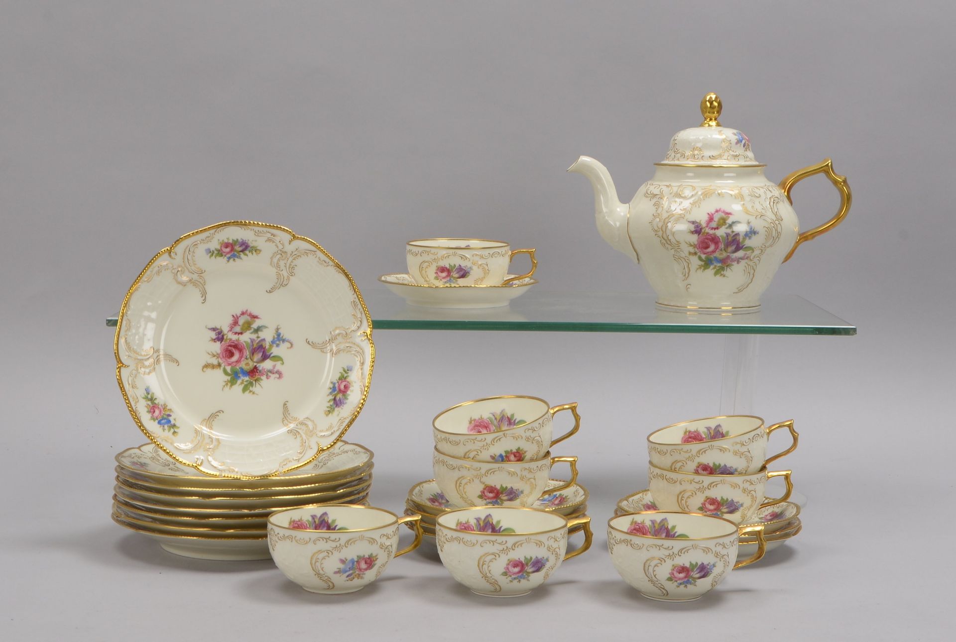 Rosenthal, Teeservice, Form &#039;Sanssouci&#039;, mit Goldrand und Blumendekor auf elfenbeinfarbene