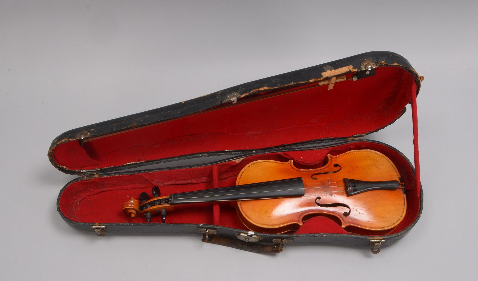 Alte Geige (Innenetikettikettierung unleserlich), mit Bogen, im Koffer; Länge 54 cm - Bild 2 aus 2
