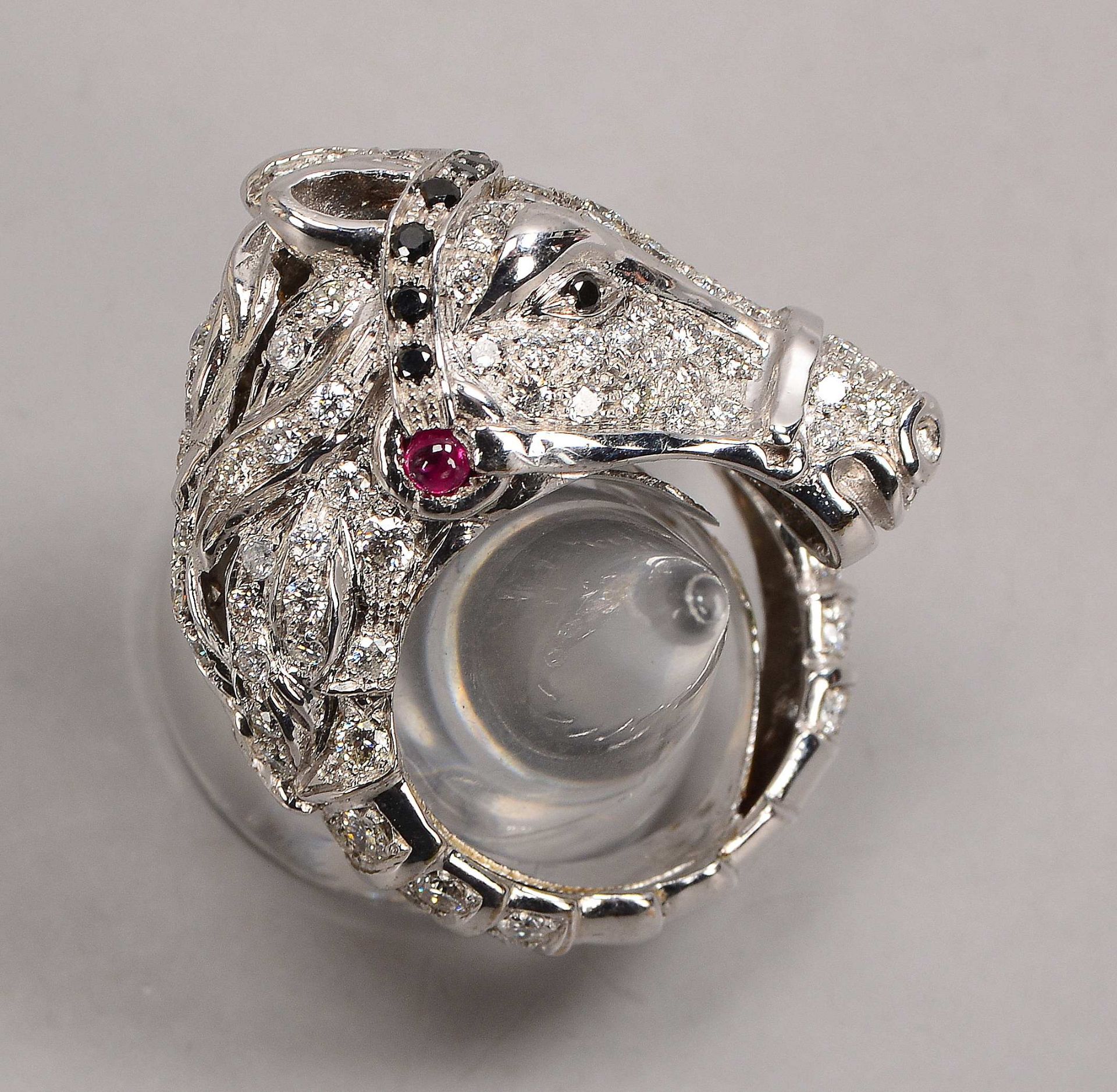 Ring, 585 WG (gestempelt), mit figürlichem Ringkopf 'Pferdekopf und Schweif', mit mehrfachem Brillan - Bild 3 aus 3