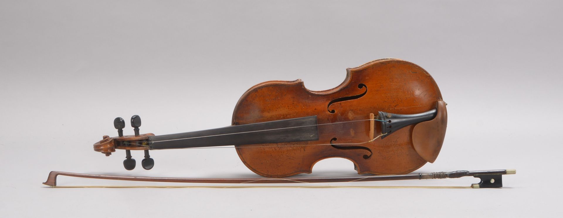 Alte Geige (Innenetikettikettierung unleserlich), mit Bogen, im Koffer; Länge 60 cm