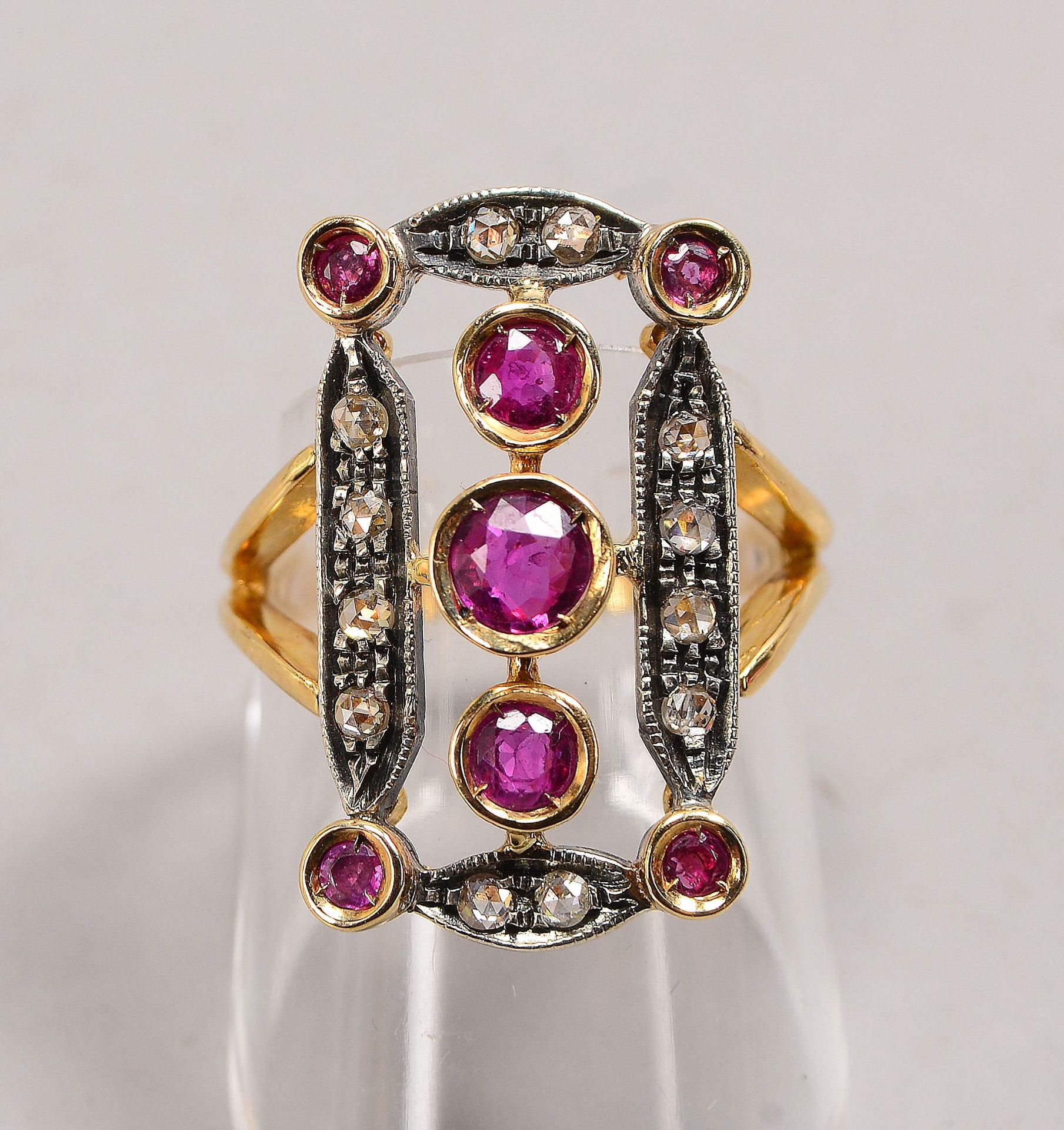 Ring (im Art déco-Stil), 585 GG/WG (gestempelt), mit Rubinbesatz von ca. 1,08 ct und Diamantbesatz/z - Bild 2 aus 2