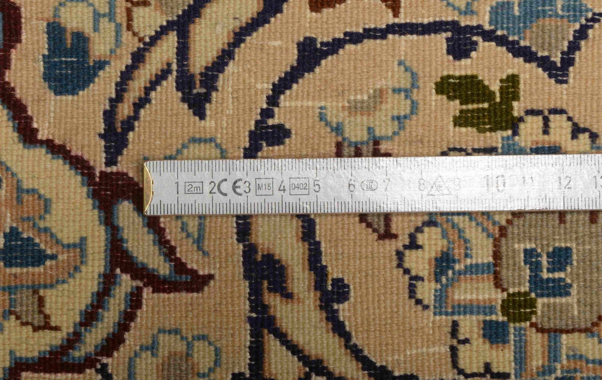 Nain, mit Seidenanteilen, mittelfeine Knüpfung; Maße 306 x 212 cm (mit leichten Gebrauchsspuren) - Bild 2 aus 2