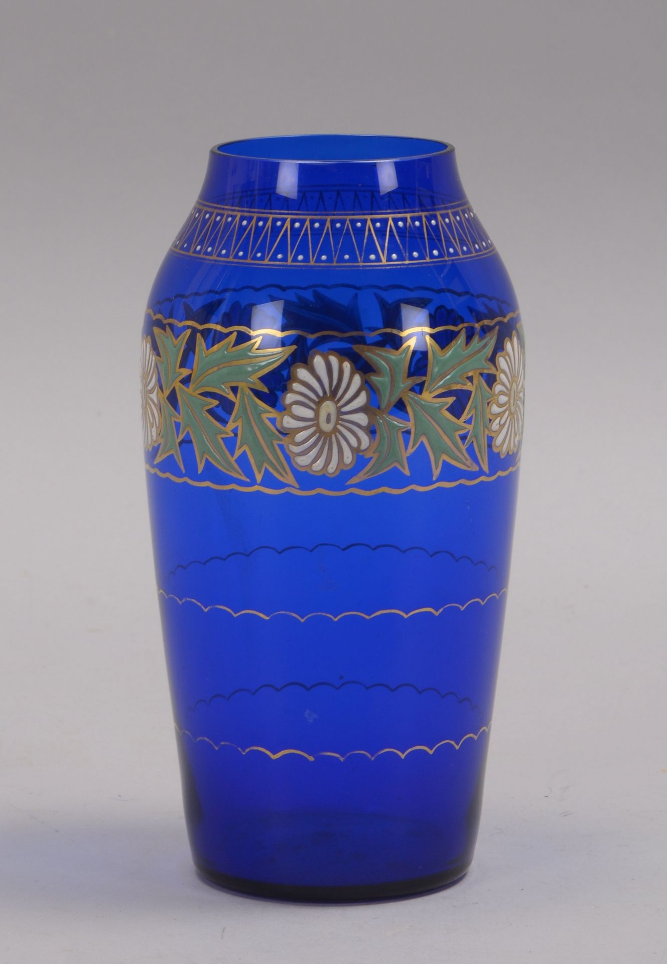 Glasvase (Art d&eacute;co), blaues Glas, umlaufend mit emaillierten Blumenmotiven, mit geringf&uuml;