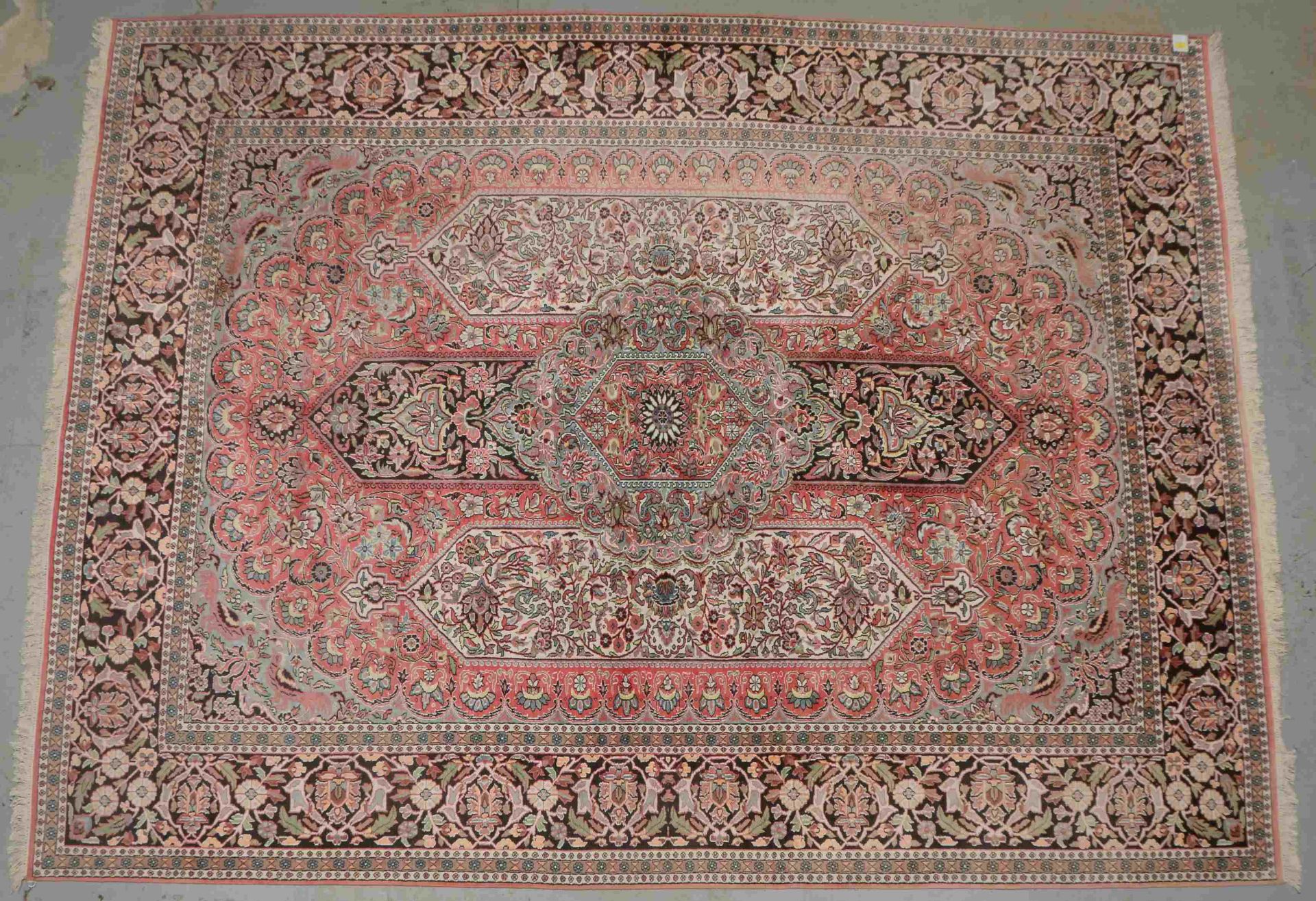 Kaschmir-Seidenteppich, ringsum komplett, gleichmäßiger Flor; Maße 360 x 273 cm (Farbe in einzelner 