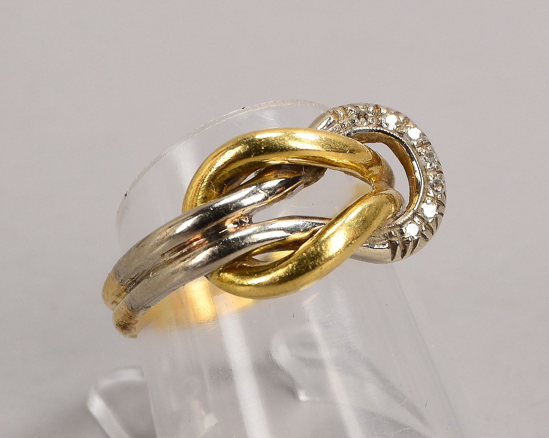 Ring, 750 GG/WG (gestempelt), Ringkopf in Kreuzknotenform, besetzt mit 7x kleinen Diamanten; RG 56, 