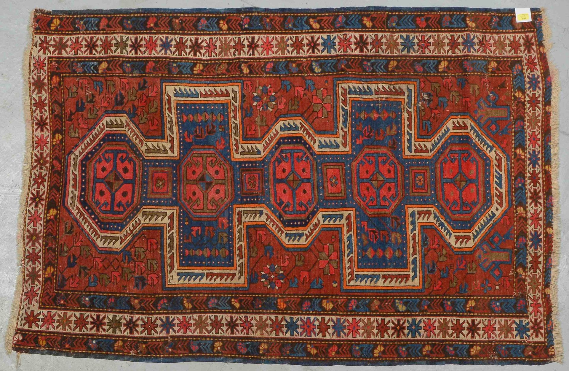 Orientteppich (Kaukasus), antik, einzelne Schmalseite mit eingekürzter Bordüre, insgesamt gleichmäßi