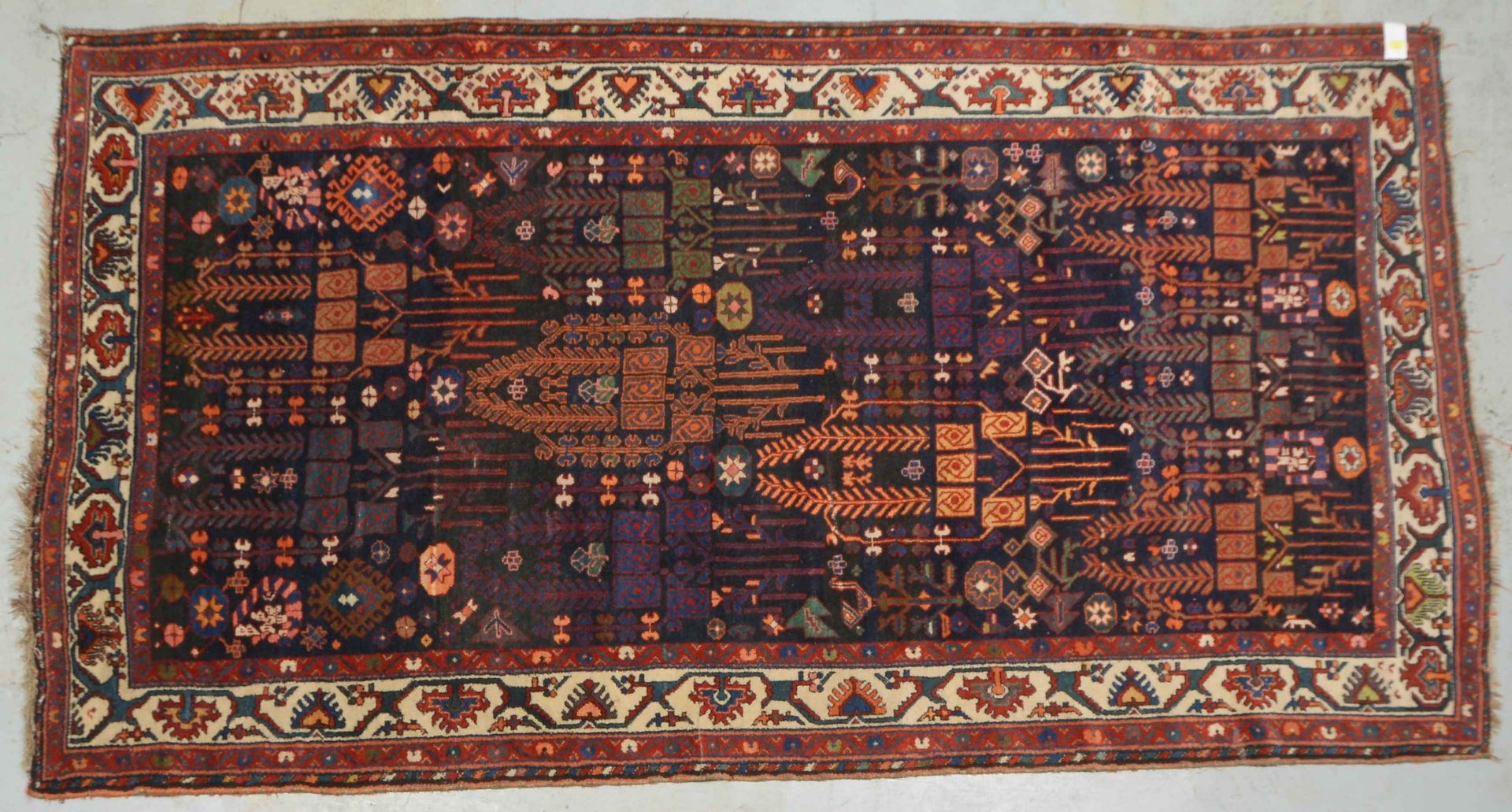 Orientteppich, älter, insgesamt hochflorig; Maße 320 x 176 cm (mit einzelnen kleinen Restaurationen 