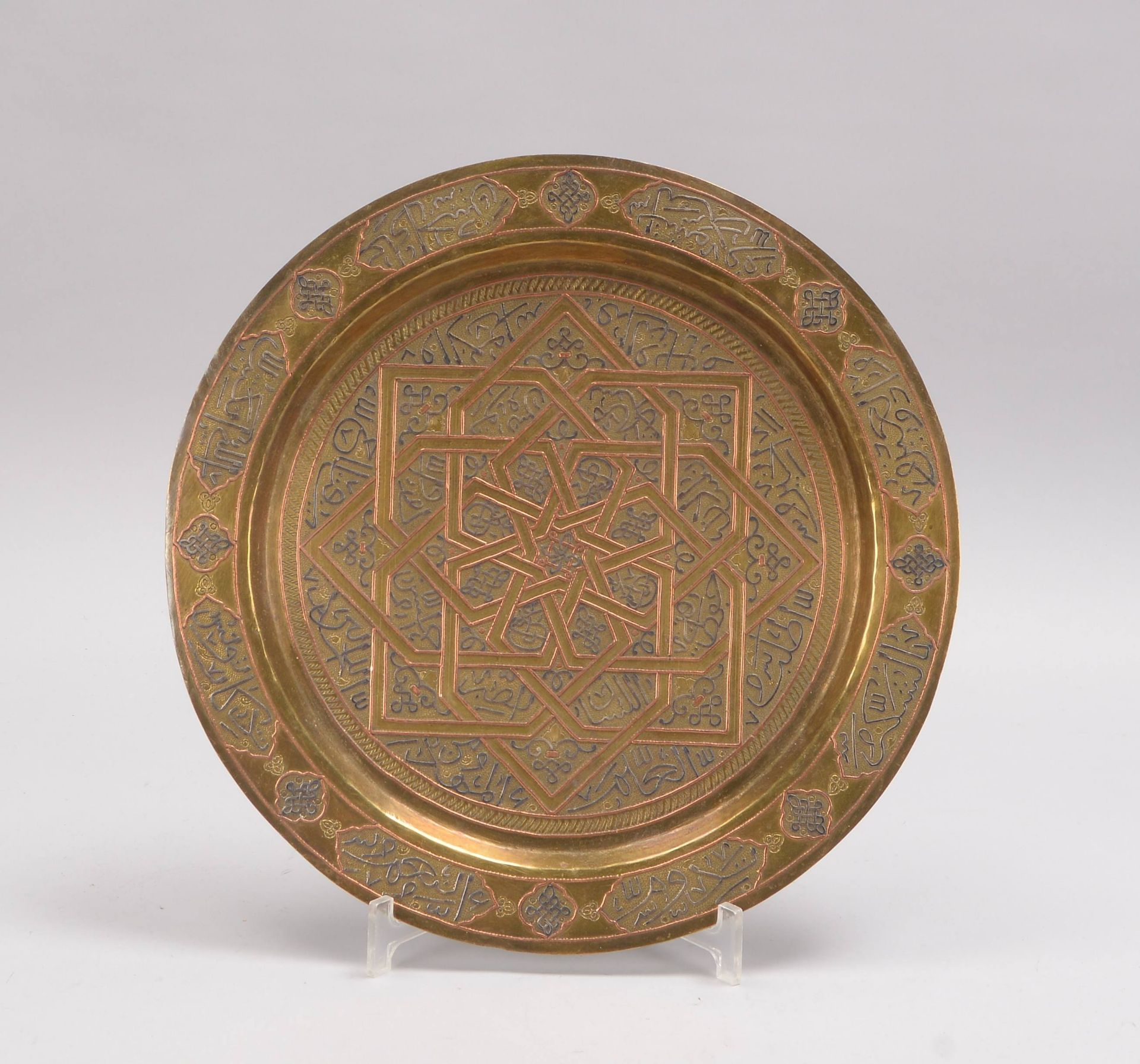 Wandteller (islamisch), Bronze, mit Einlegearbeiten in Silber und Kupfer, umlaufend mit arabischen S