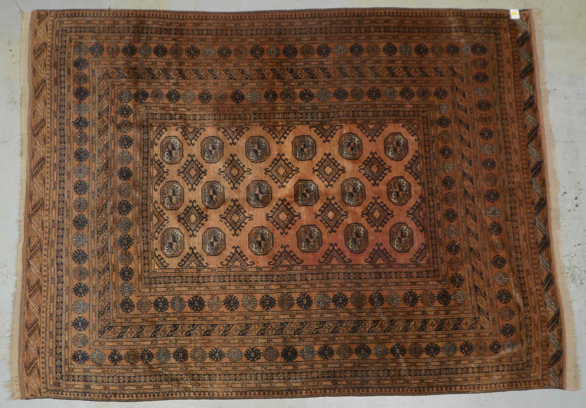 Afghanischer Orientteppich, Mittelfeld mit Farbverlauf, Flor in gutem Zustand; Maße 310 x 228 cm