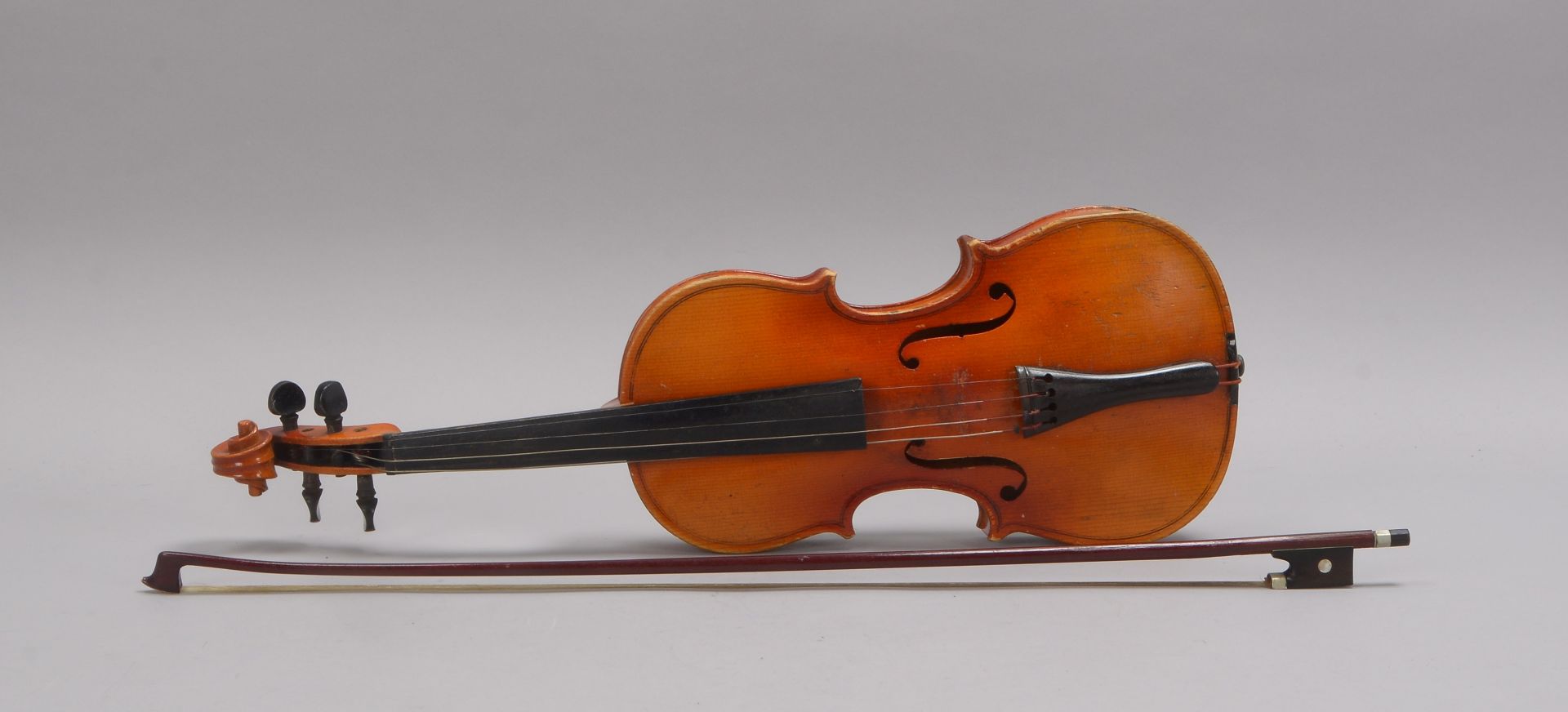 Alte Geige (Innenetikettikettierung unleserlich), mit Bogen, im Koffer; Länge 54 cm
