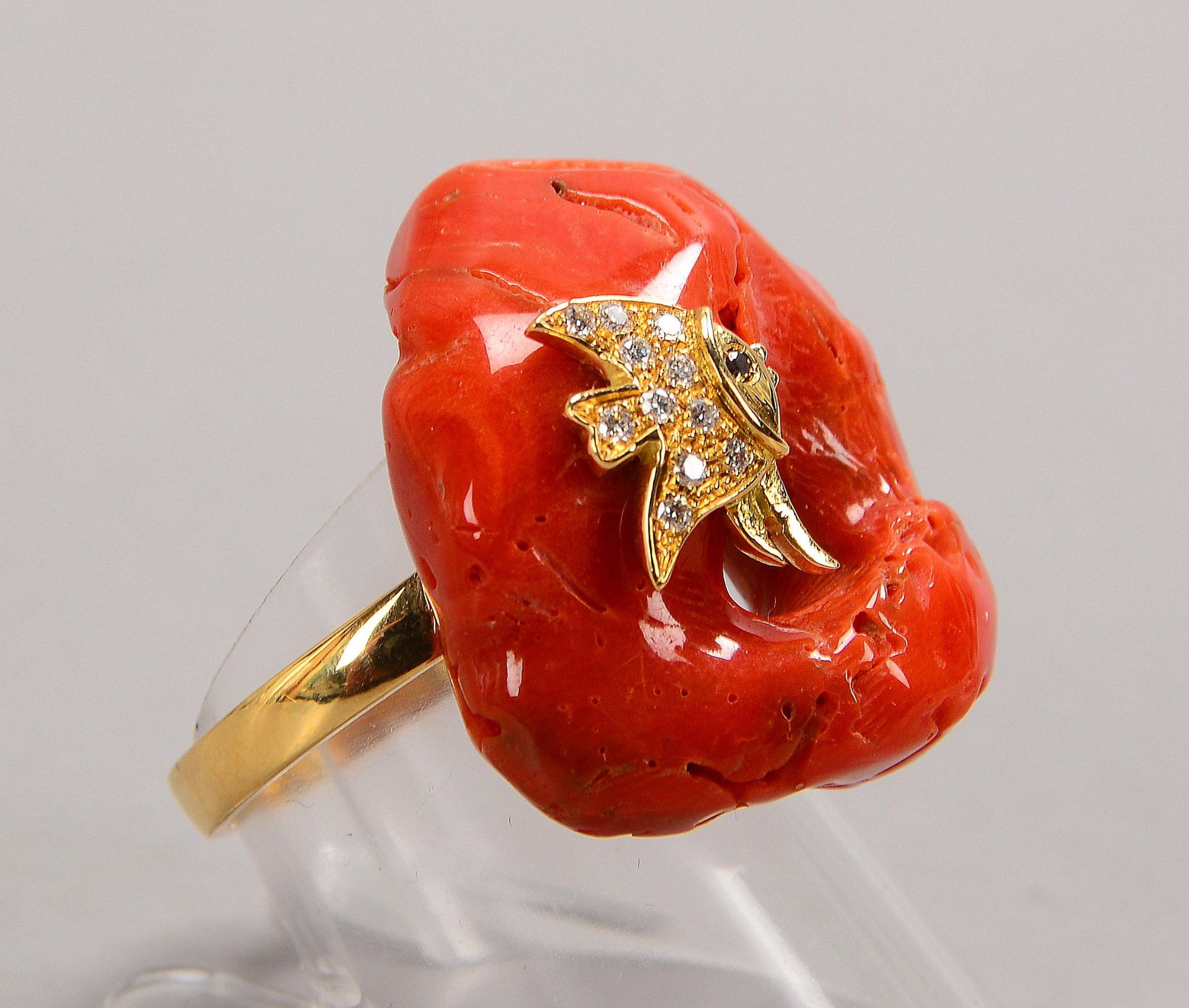 Ring, 750 WG (gestempelt), mit figürlichem Ringkopf, 'Koralle mit Fischapplikation', Fischfigur mit 