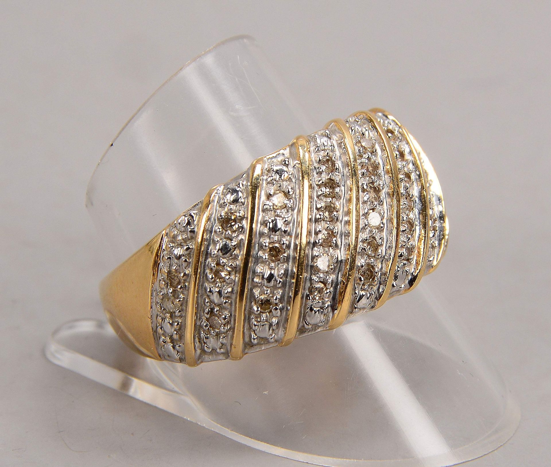 Ring, 585 GG (gestempelt), mit mehrfachem Brillantbesatz/zusammen 0,26 ct; RG 63, Gewicht 6,50 g