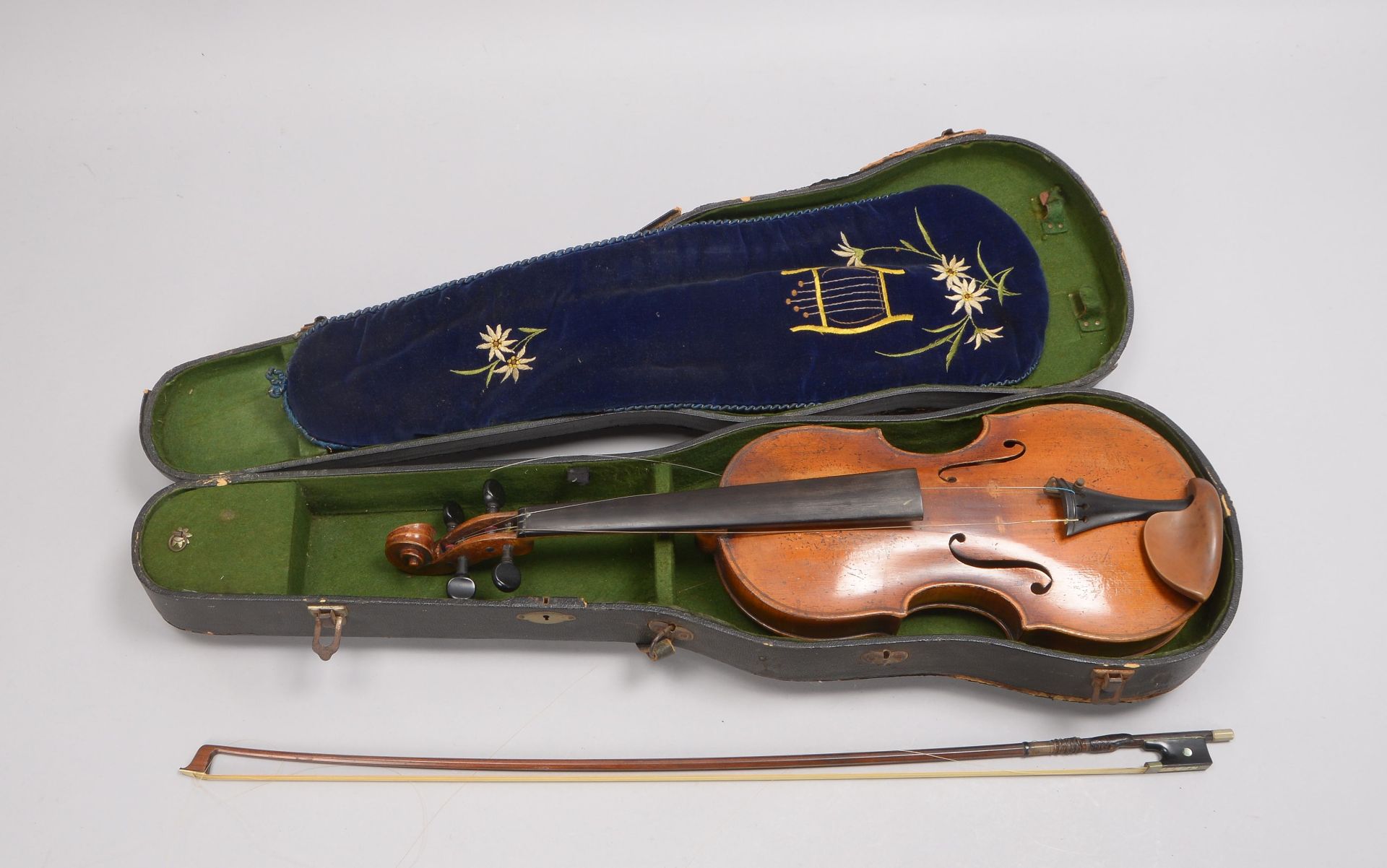 Alte Geige (Innenetikettikettierung unleserlich), mit Bogen, im Koffer; Länge 60 cm - Bild 2 aus 2