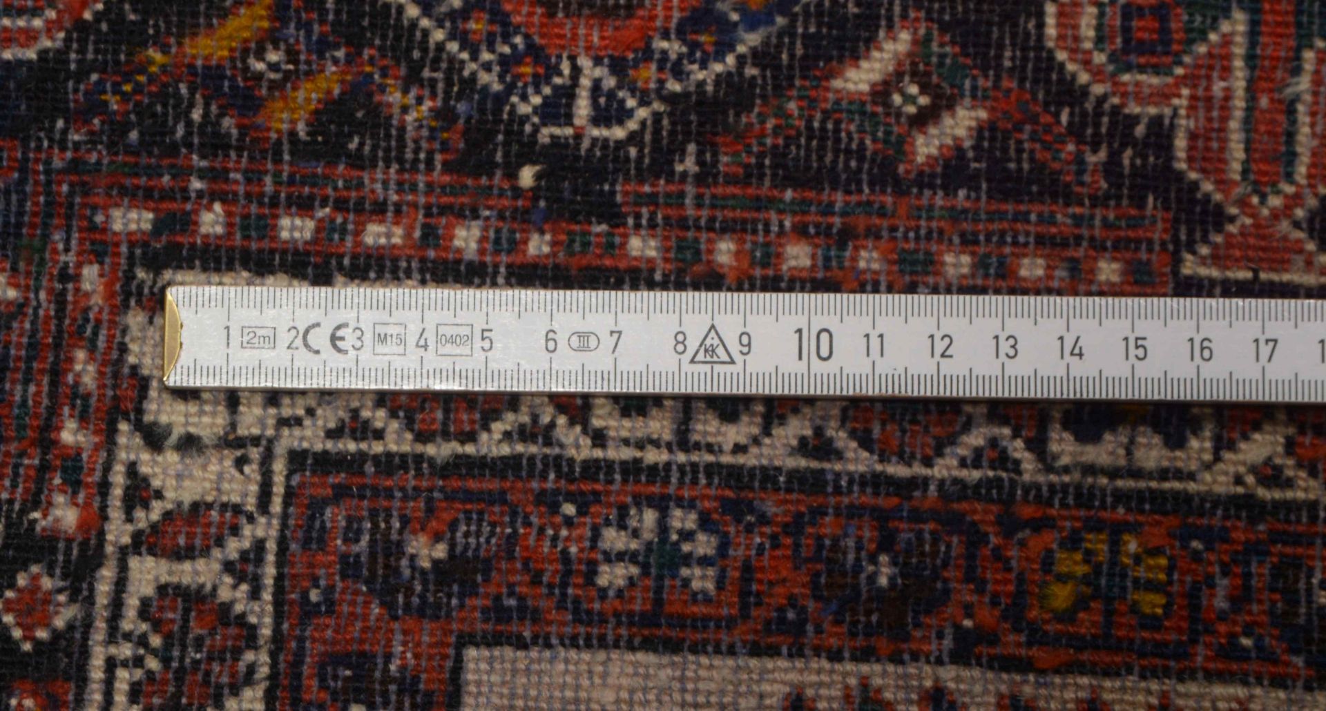 Afshar, antik, mittelfeine Knüpfung; Maße 196 x 156 cm (mit Gebrauchsspuren); Maße 196 x 156 cm - Bild 2 aus 2