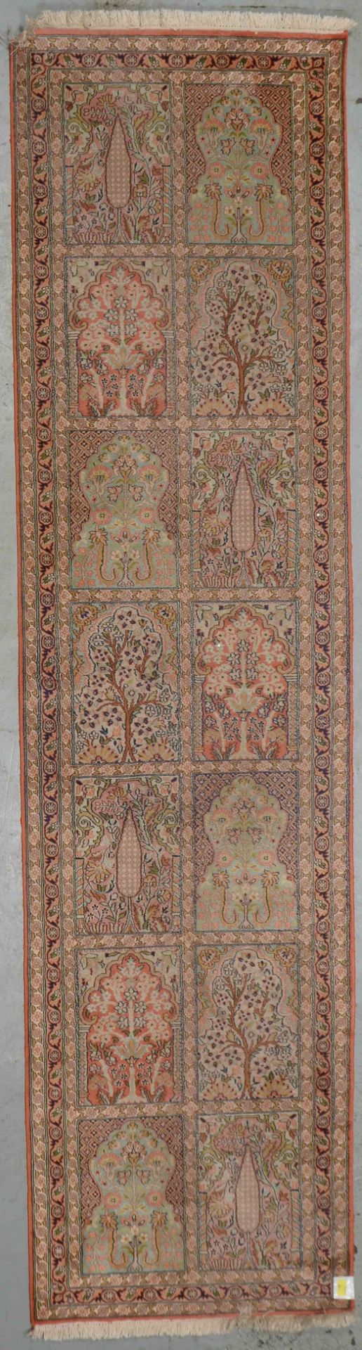 Kaschmir-Galerie, Seide, mit Feldermuster; Maße 303 x 78 cm (mit leichten Gebrauchsspuren)