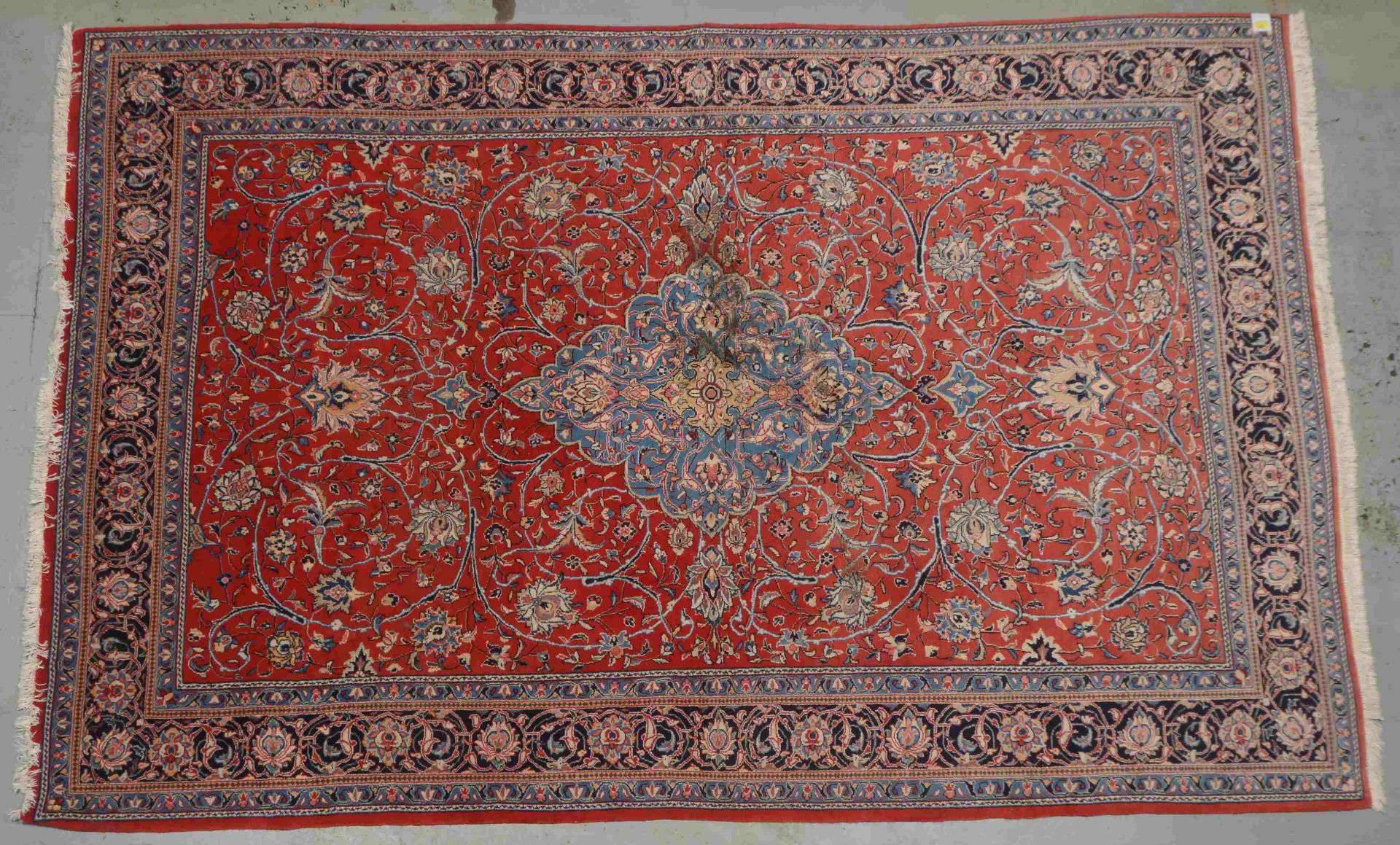 Sarough, gleichmäßiger Flor; Maße 323 x 213 cm (reinigungsbedürftig, einzelne Seite mit leichten Far