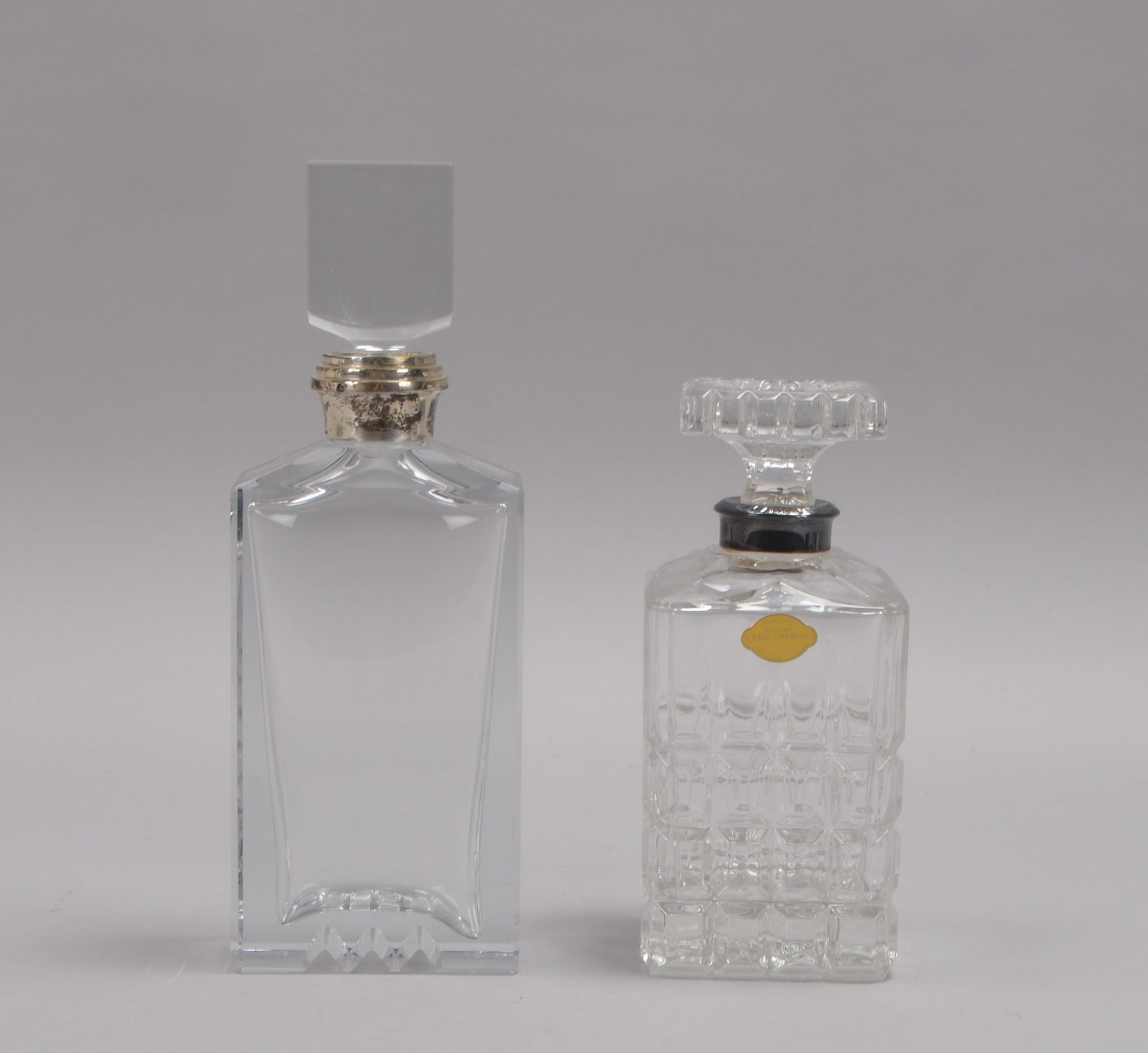 2 Whiskykaraffen, Glas/Kristallglas, jeweils mit Silbermontierung und St&ouml;psel; H&ouml;he 20,5 c