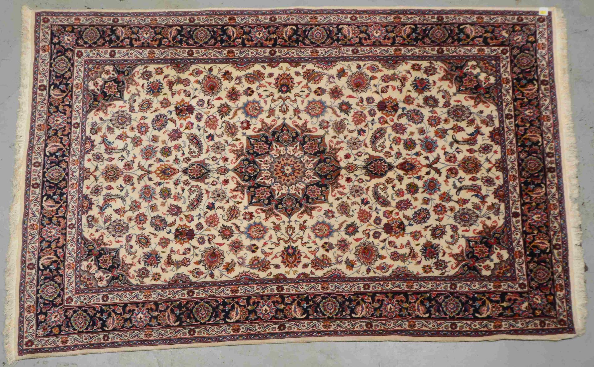 Sarough-Sherkat, feste Knüpfung, hellgrundig, Flor in gutem Zustand; Maße 302 x 194 cm
