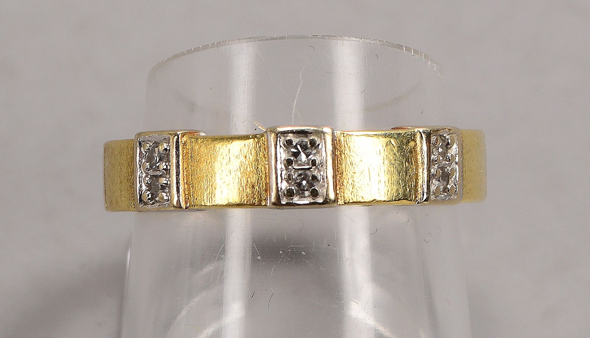 Ring, 585 GG/WG (gestempelt), besetzt mit 6x kleinen Brillanten/zusammen 0,07 ct; RG 55, Gewicht 3,6 - Bild 2 aus 2