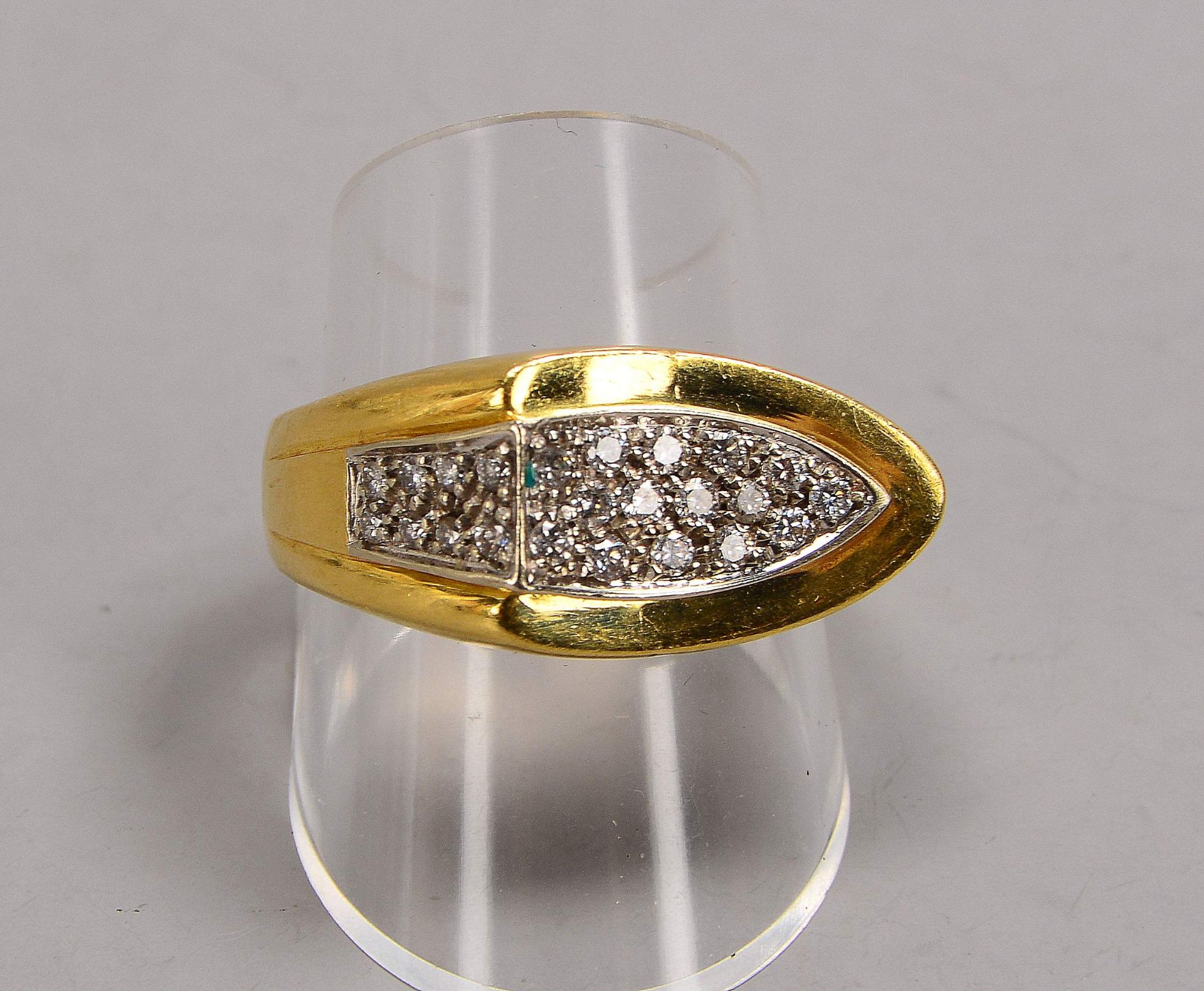 Ring, 750 GG/WG (gestempelt), besetzt mit 23x kleinen Brillanten/zusammen 0,50 ct, feines Weiß - fei - Bild 2 aus 3