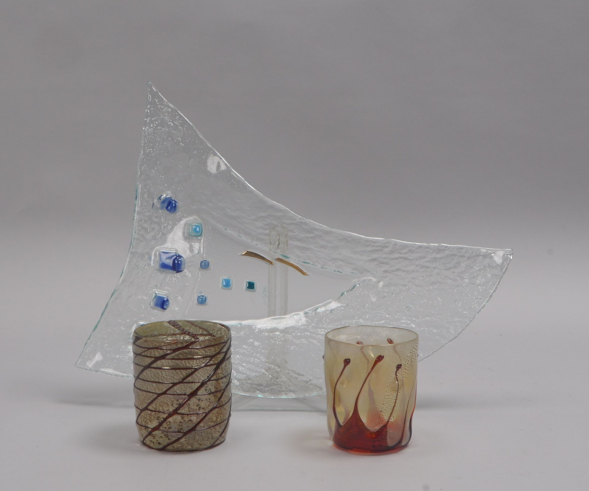 Kleines Künstlerglas-Konvolut, verschiedene Ausführungen, 3 Teile: 1 Schale, Maße 37 x 29 cm; und 2x
