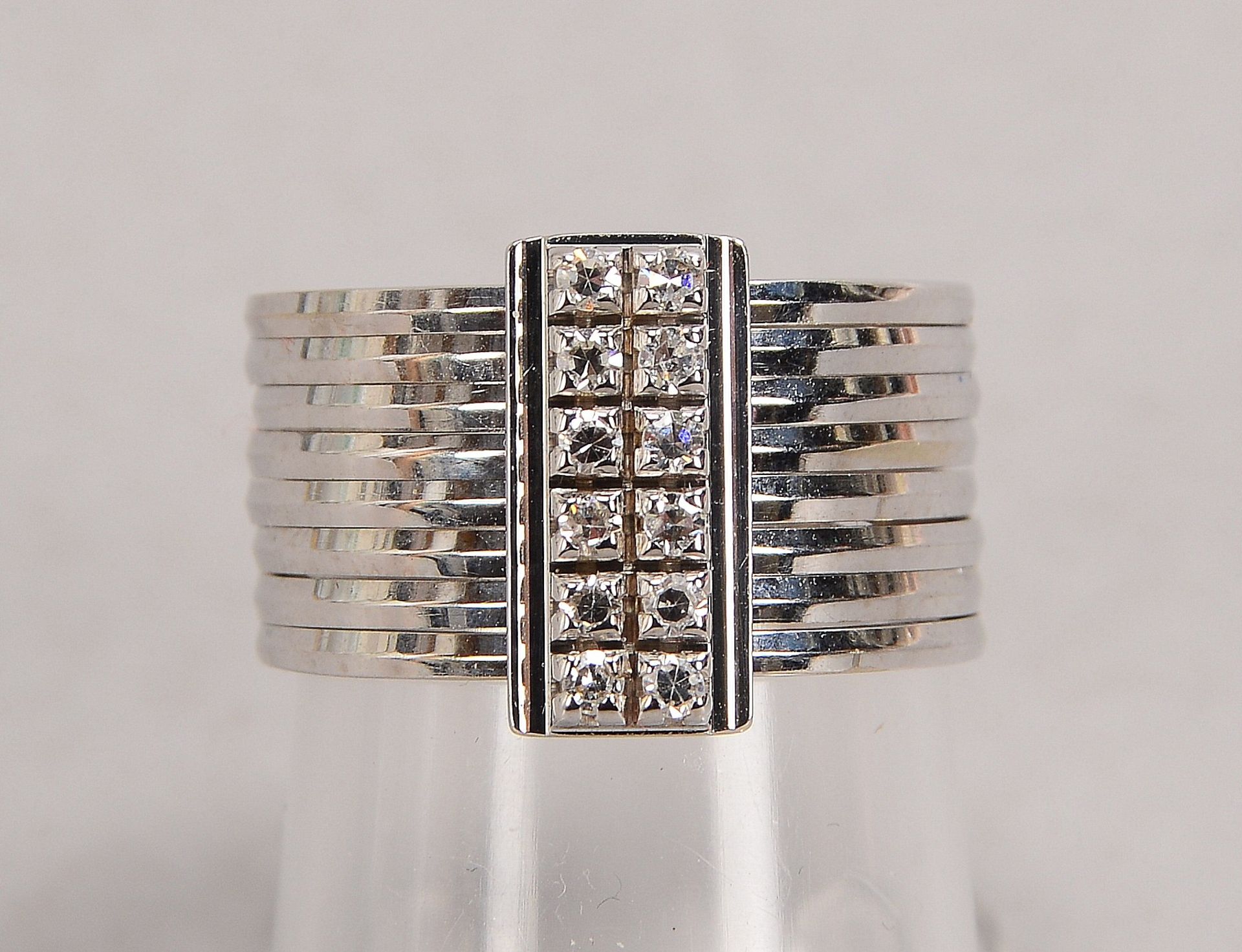 Ring, 750 WG (gestempelt), besetzt mit 12x kleinen Brillanten/zusammen ca. 0,12 ct; RG 52, Gewicht 8