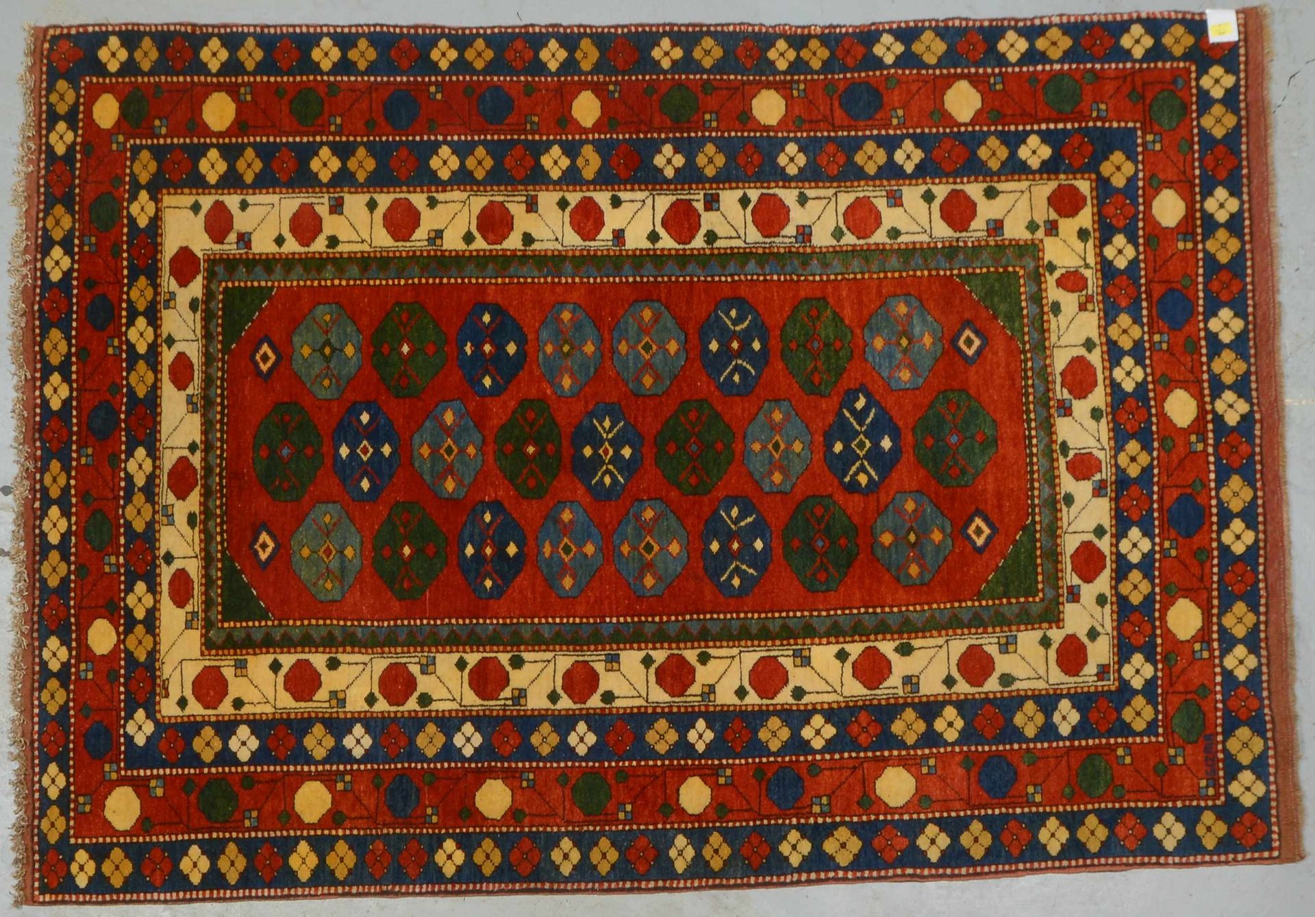 Azeri-Orientteppich (Südkaukasien), feste Knüpfung, Bordüre mit Granatapfelmotiven, signiert, hochfl