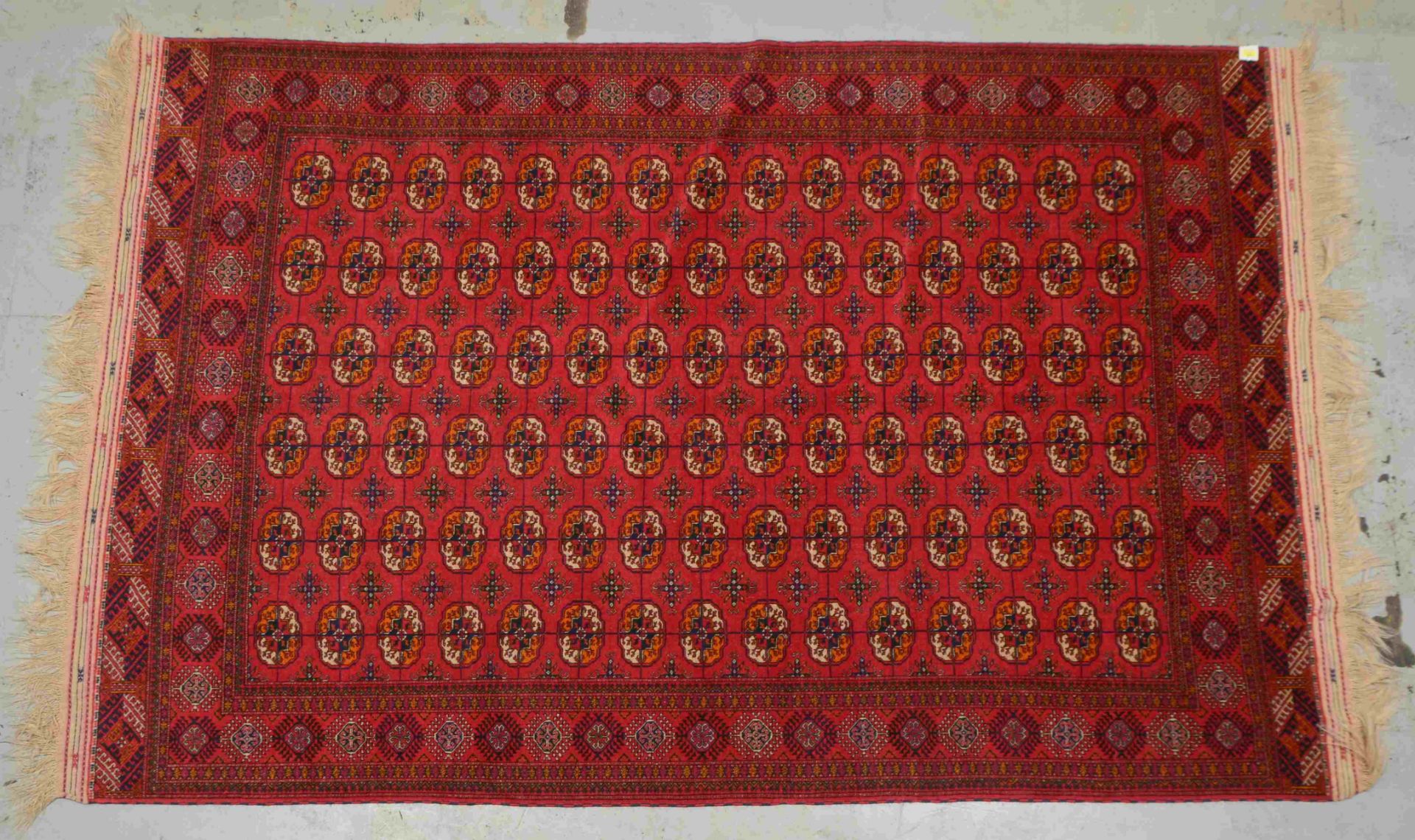 Tekke Bukhara, mittelfeine Knüpfung, Flor in gutem Zustand - gereinigt!; Maße 313 x 201 cm