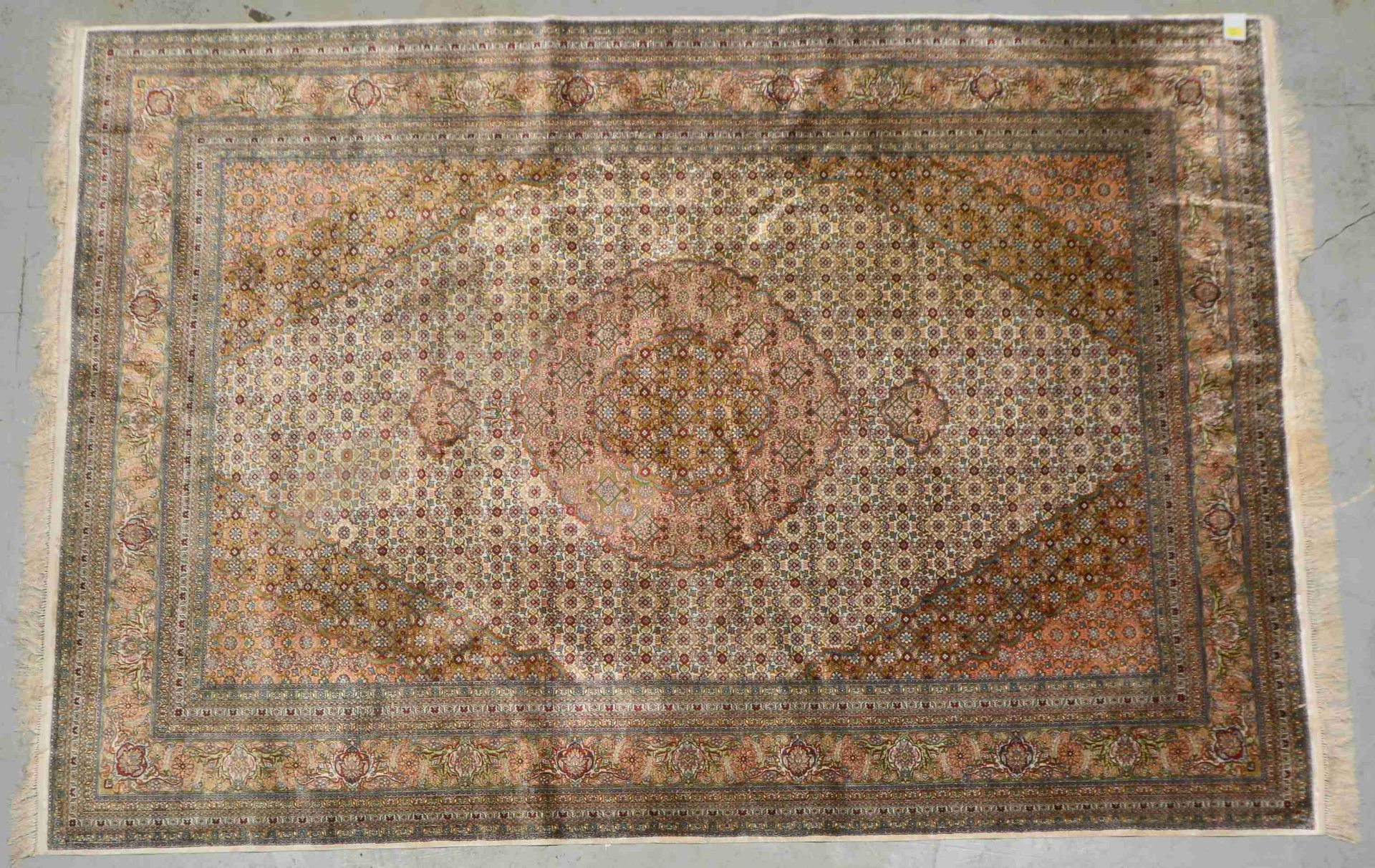 Täbriz (China), Seide, sehr feine Knüpfung, ca. 1 Mio Knoten/qm, hellgrundig; Maße 274 x 183 cm (mit