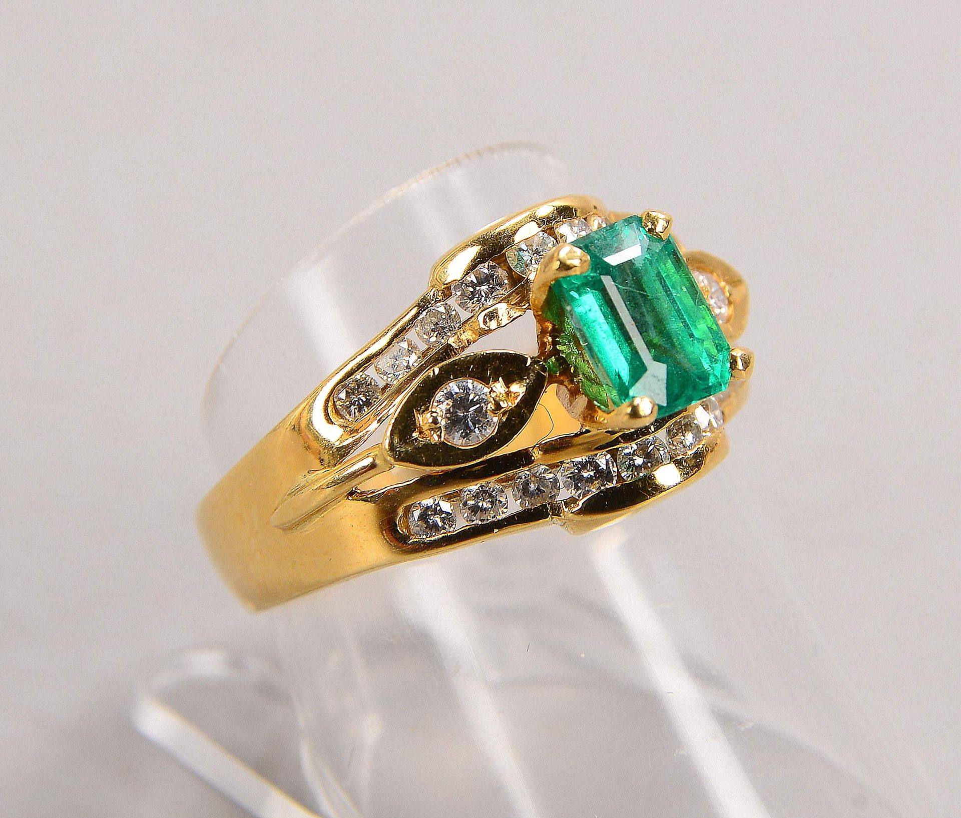 Ring, 750 GG (gestempelt), Collier, mit einzelnem kolumbianischem Smaragd von ca. 0,50 ct, und 22-fa