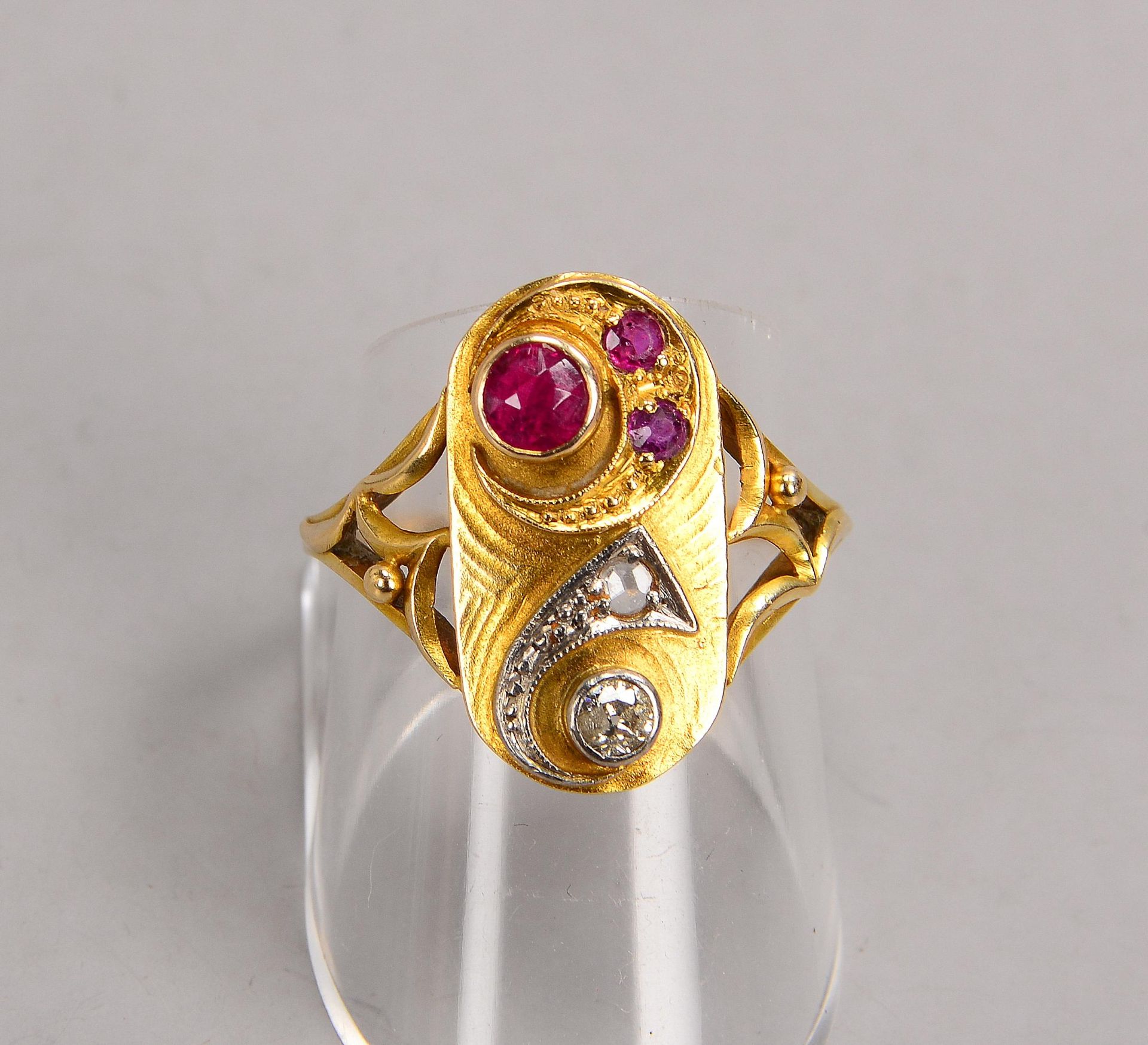 Ring, 585 GG (gestempelt), mit 3-fachem Rubinbesatz und 2x Diamanten: 1x Stein im Rosenschliff, und  - Bild 2 aus 2