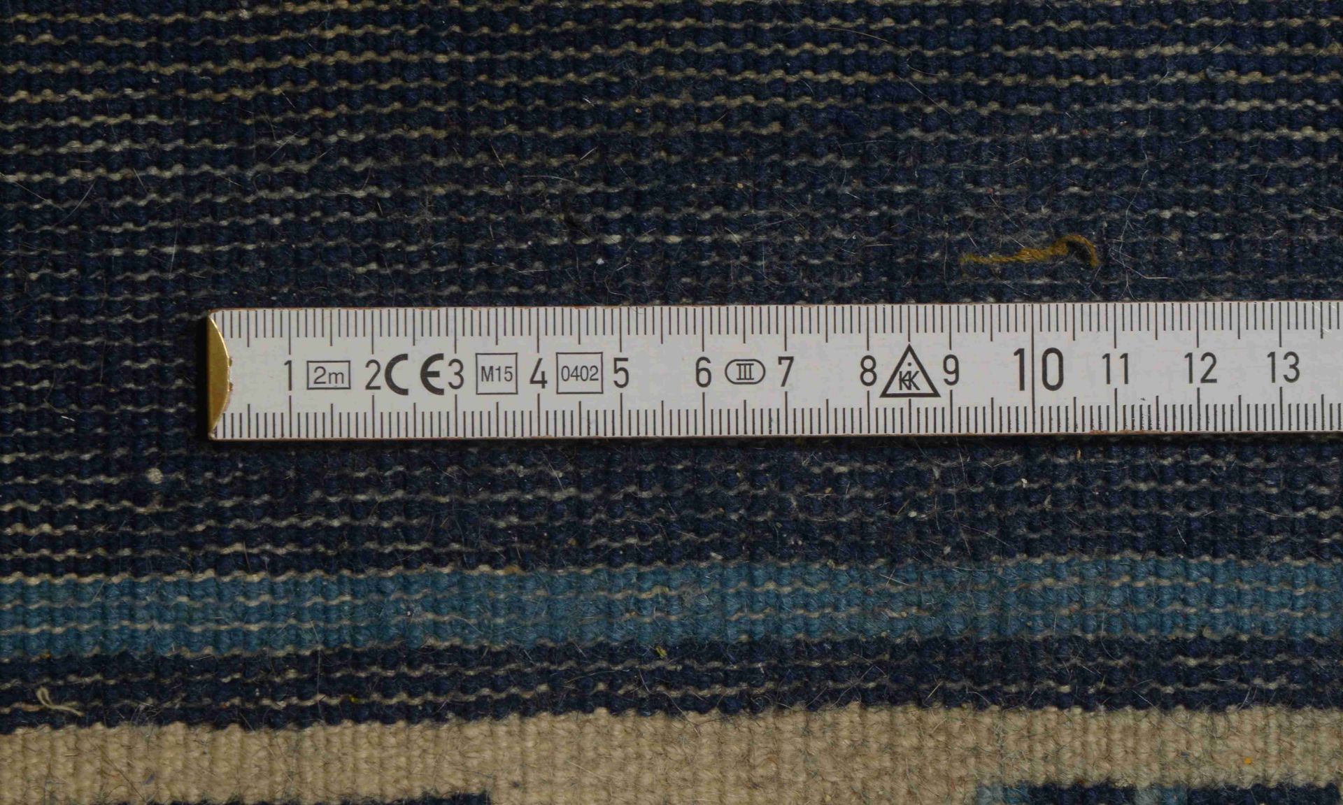 Orientteppich (China), Wolle auf Baumwolle, hellgrundig-beigefarben mit kontrastreichen Blautönen, h - Bild 2 aus 2