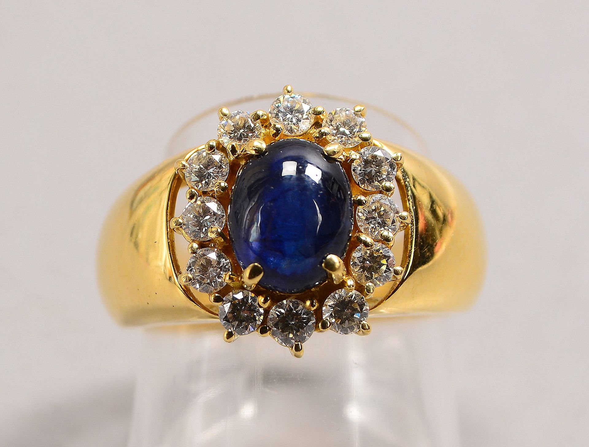 Ring, 750 GG (gestempelt), besetzt mit einzelnem Saphir von ca. 2,35 ct, Stein im Cabochonschliff, m - Bild 2 aus 3