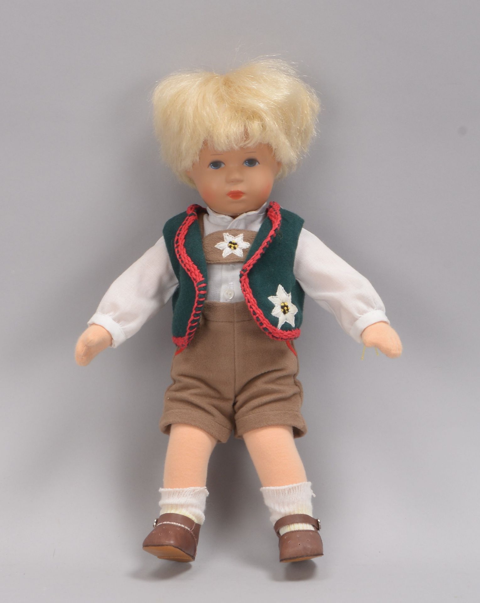 Käthe Kruse, Sammlerpuppe, 'Junge', Kunststoffkopf und Stoffkörper, Puppe mit Bekleidung; Höhe 33 cm