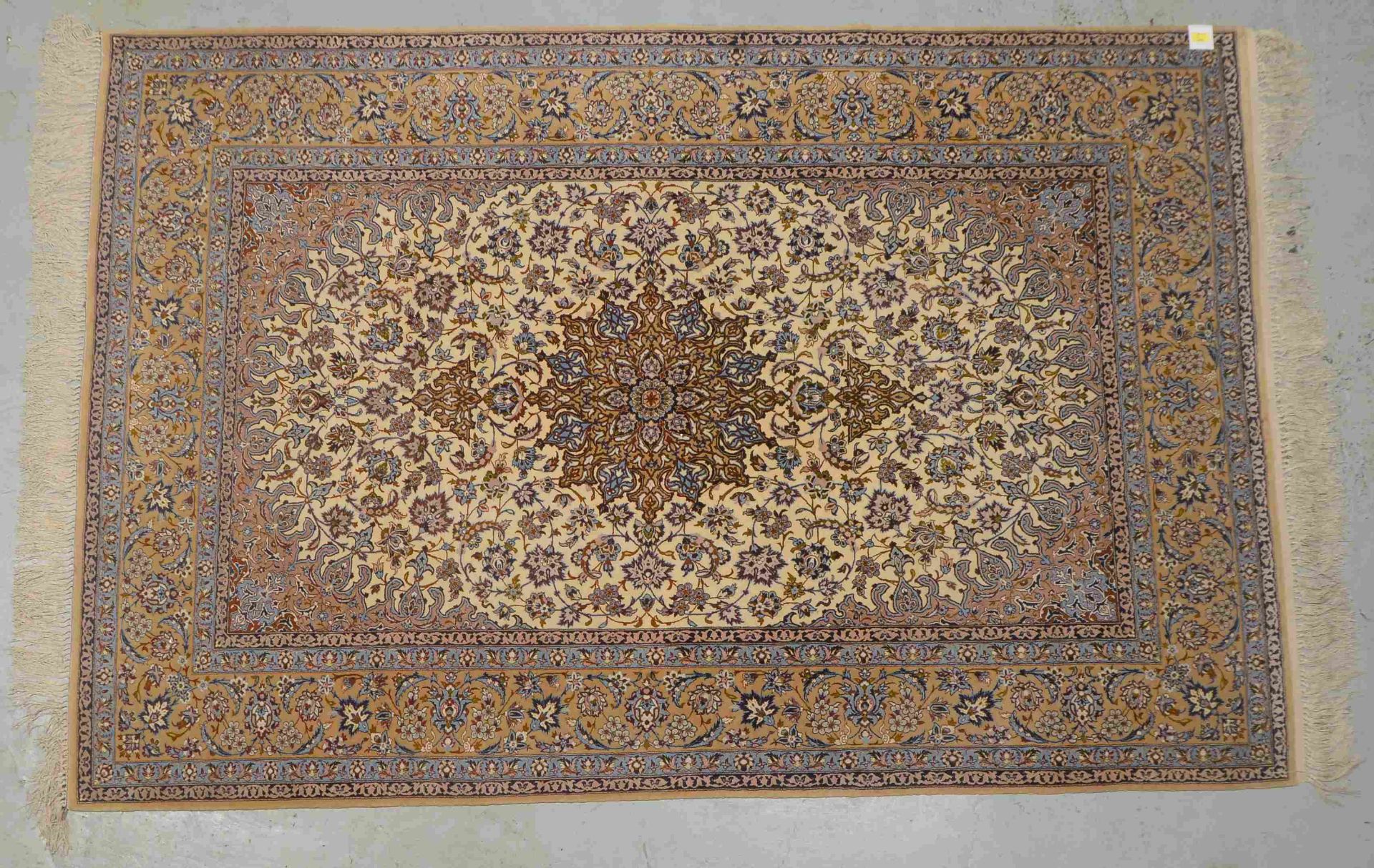 Isfahan (Korkwolle auf Seide), feine Knüpfung, hellgrundig, ringsum komplett - Flor in gutem Zustand